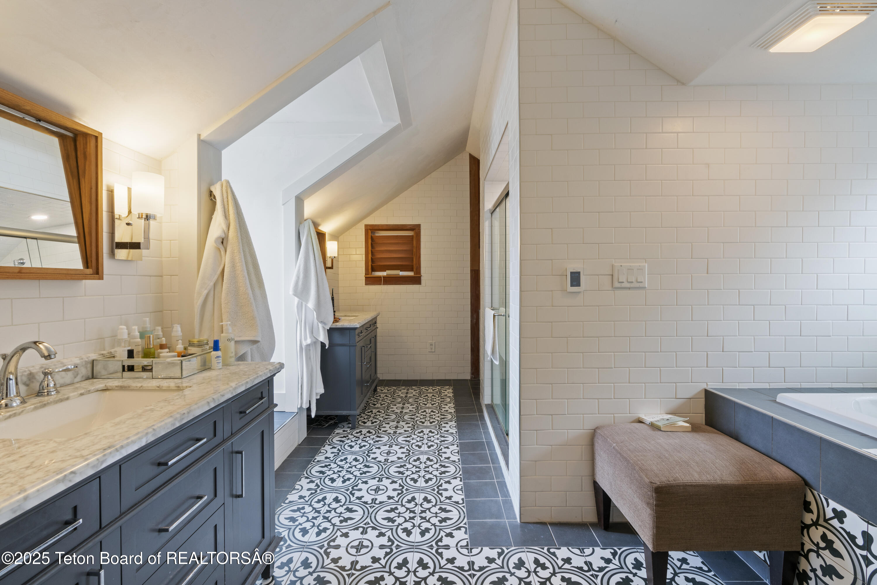 663&665 E KELLY Avenue