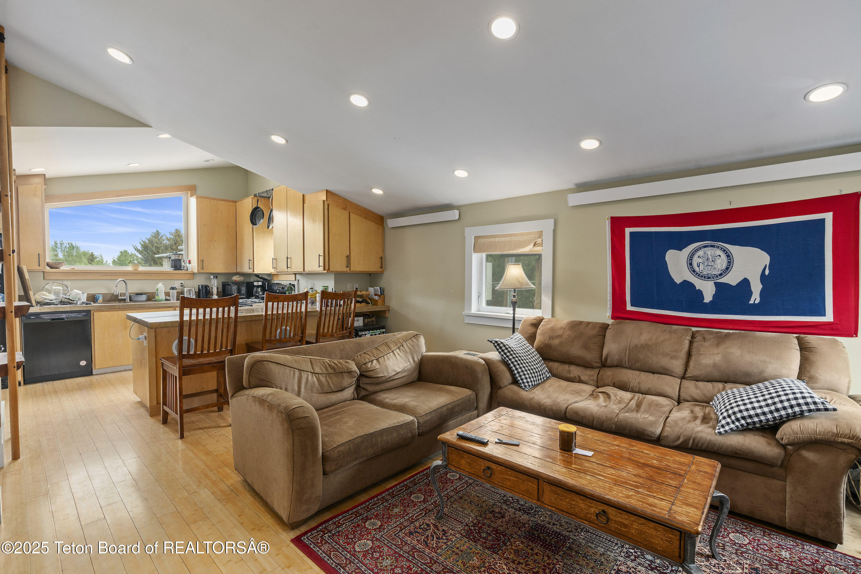 663&665 E KELLY Avenue