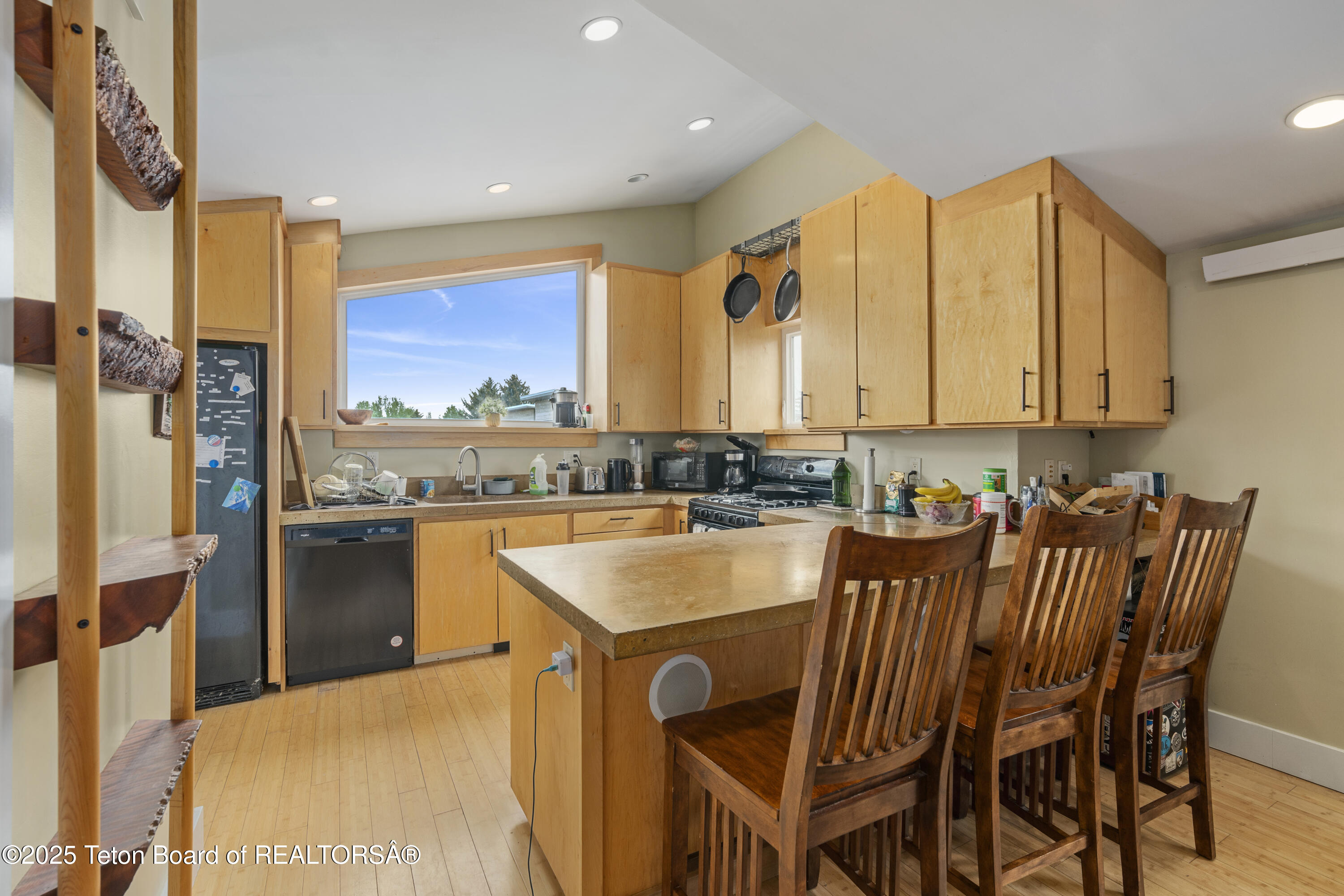 663&665 E KELLY Avenue