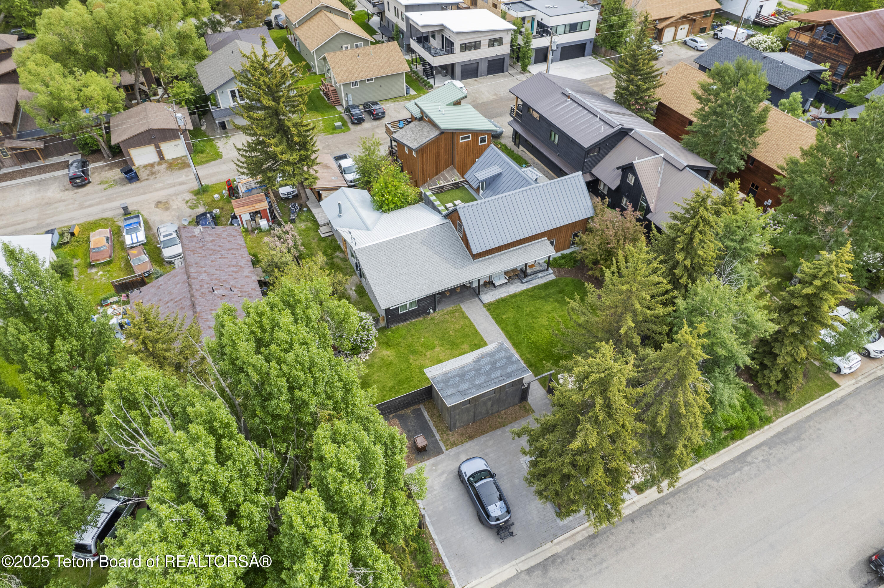 663&665 E KELLY Avenue