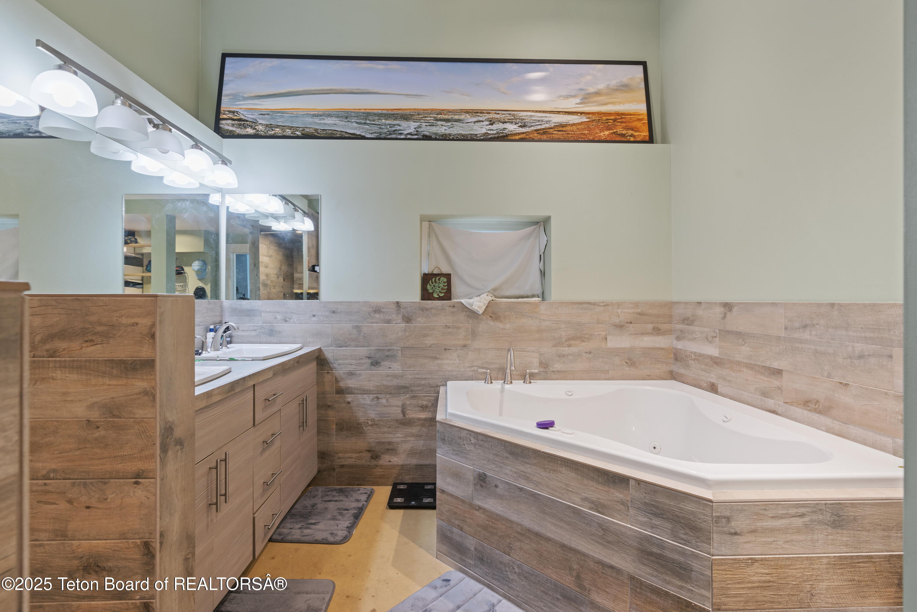 663&665 E KELLY Avenue