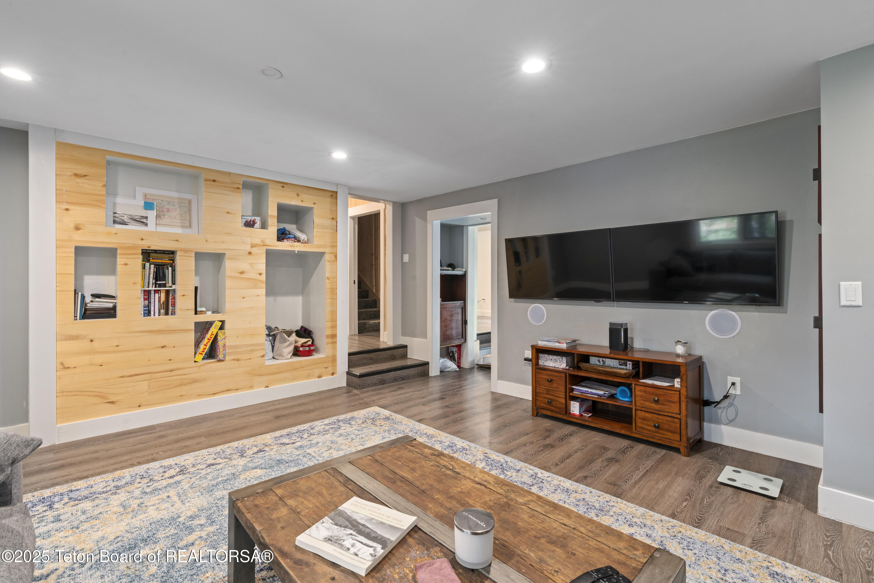 663&665 E KELLY Avenue