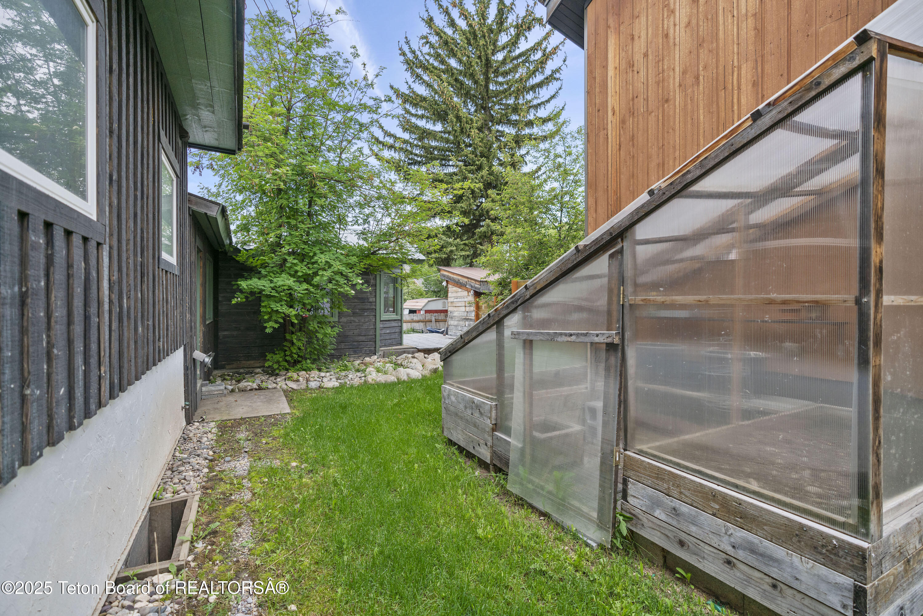 663&665 E KELLY Avenue