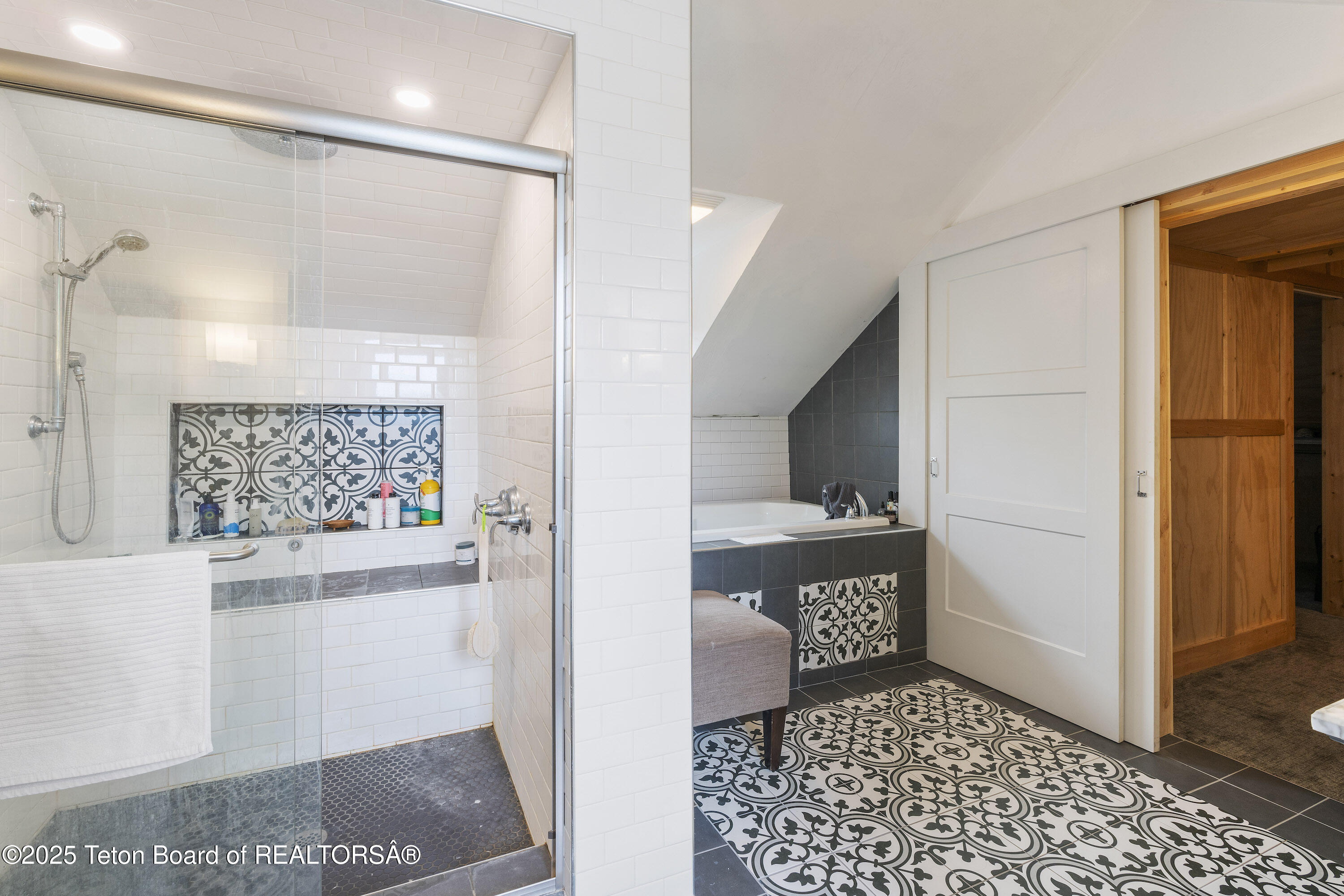 663&665 E KELLY Avenue