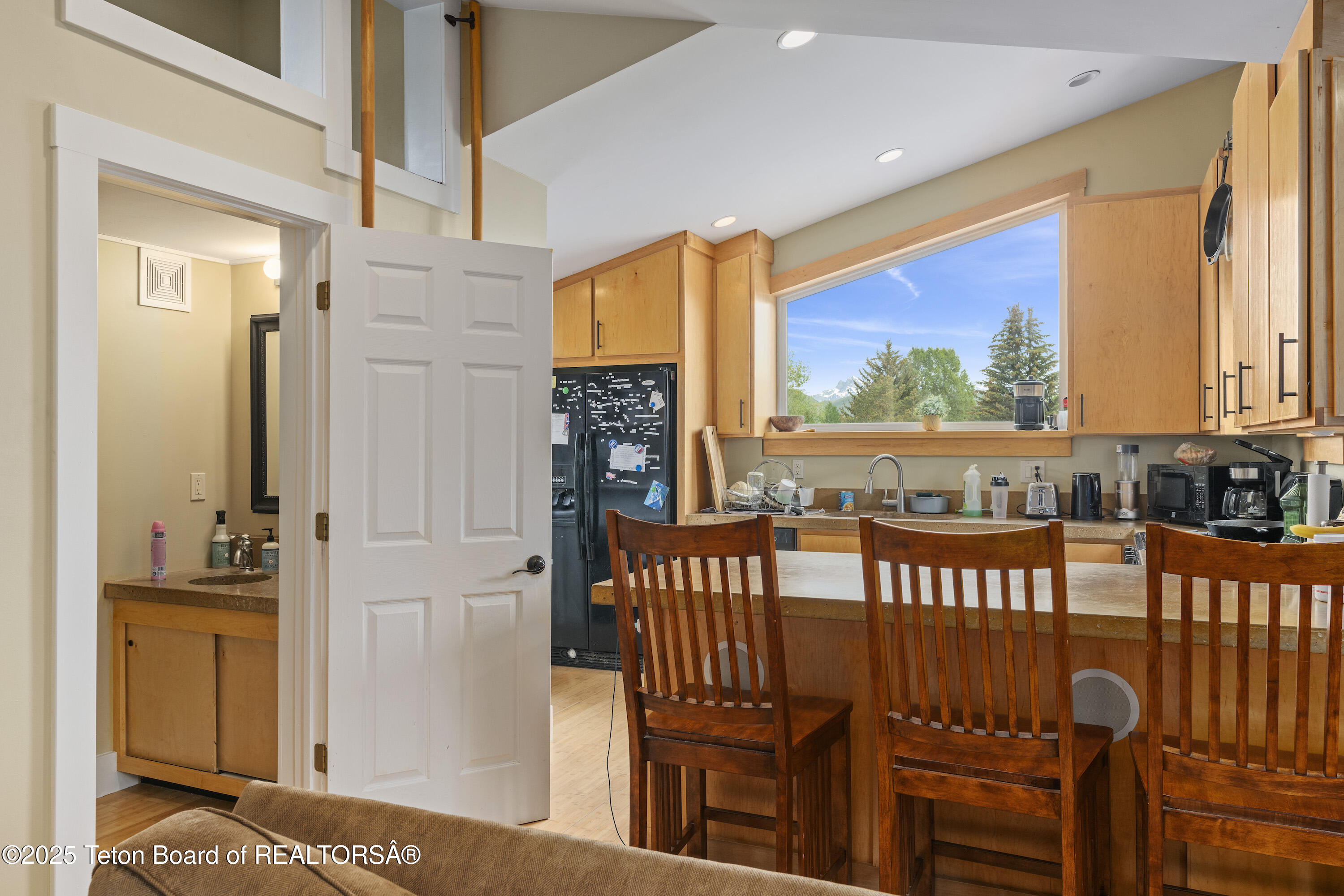 663&665 E KELLY Avenue