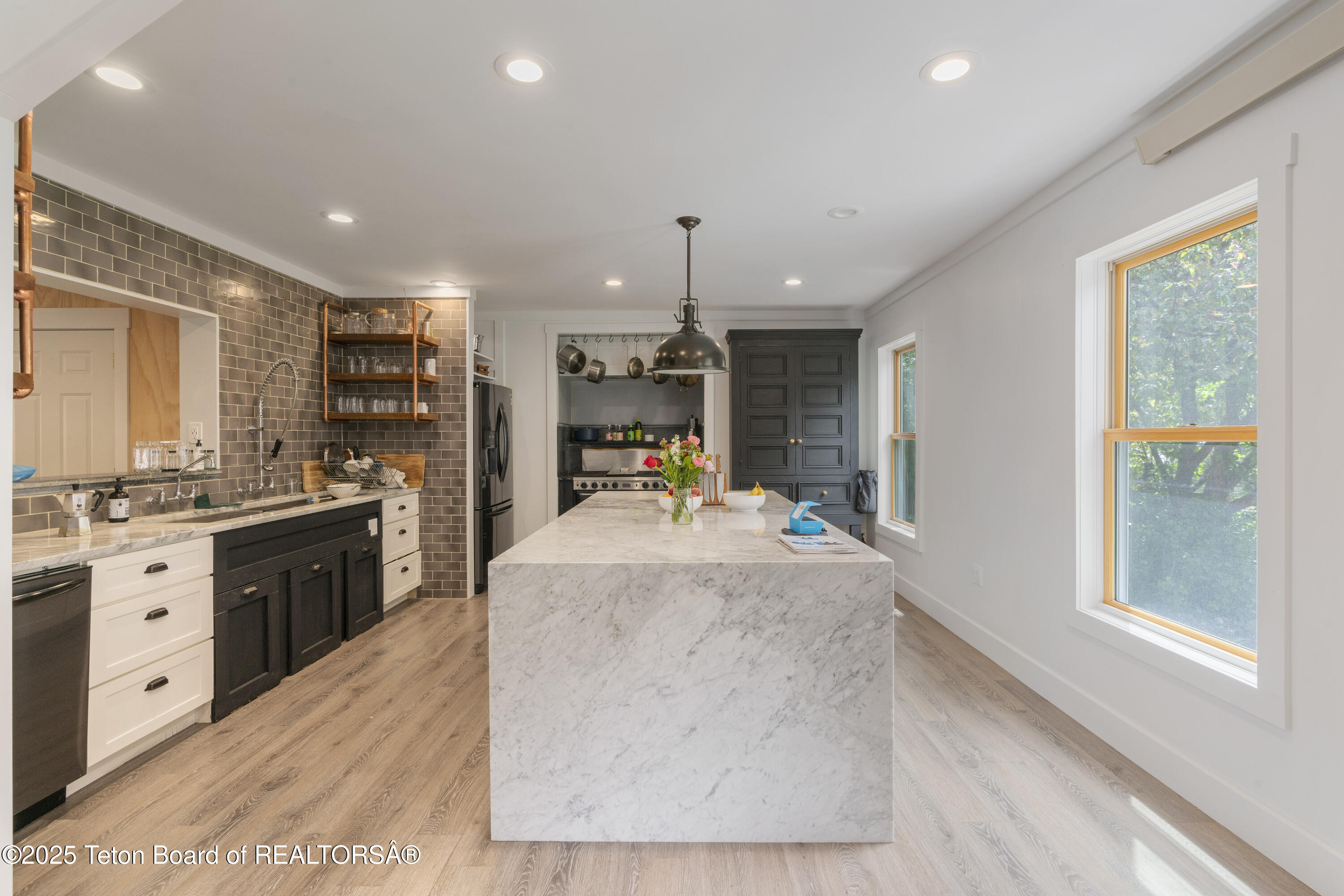 663&665 E KELLY Avenue