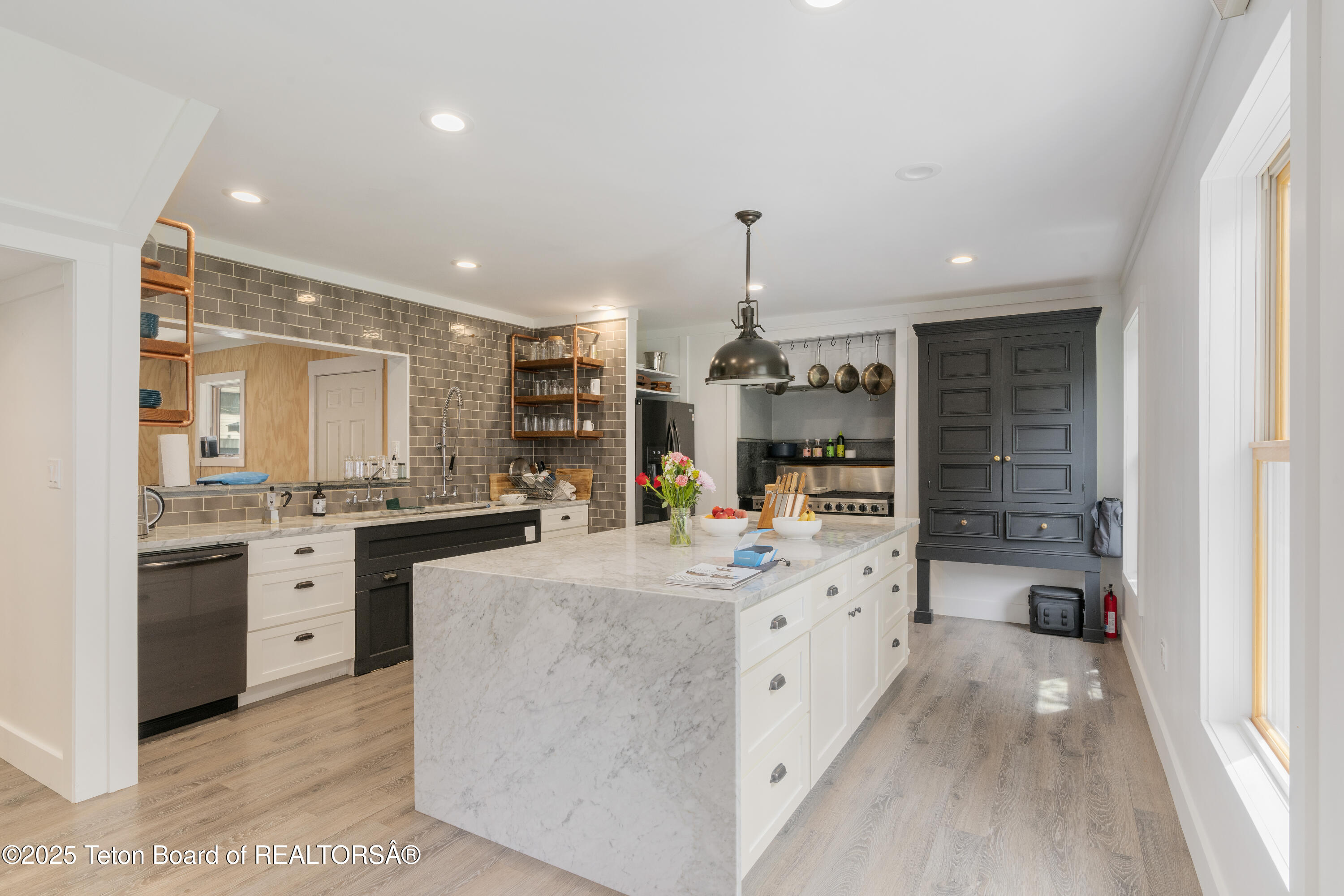 663&665 E KELLY Avenue