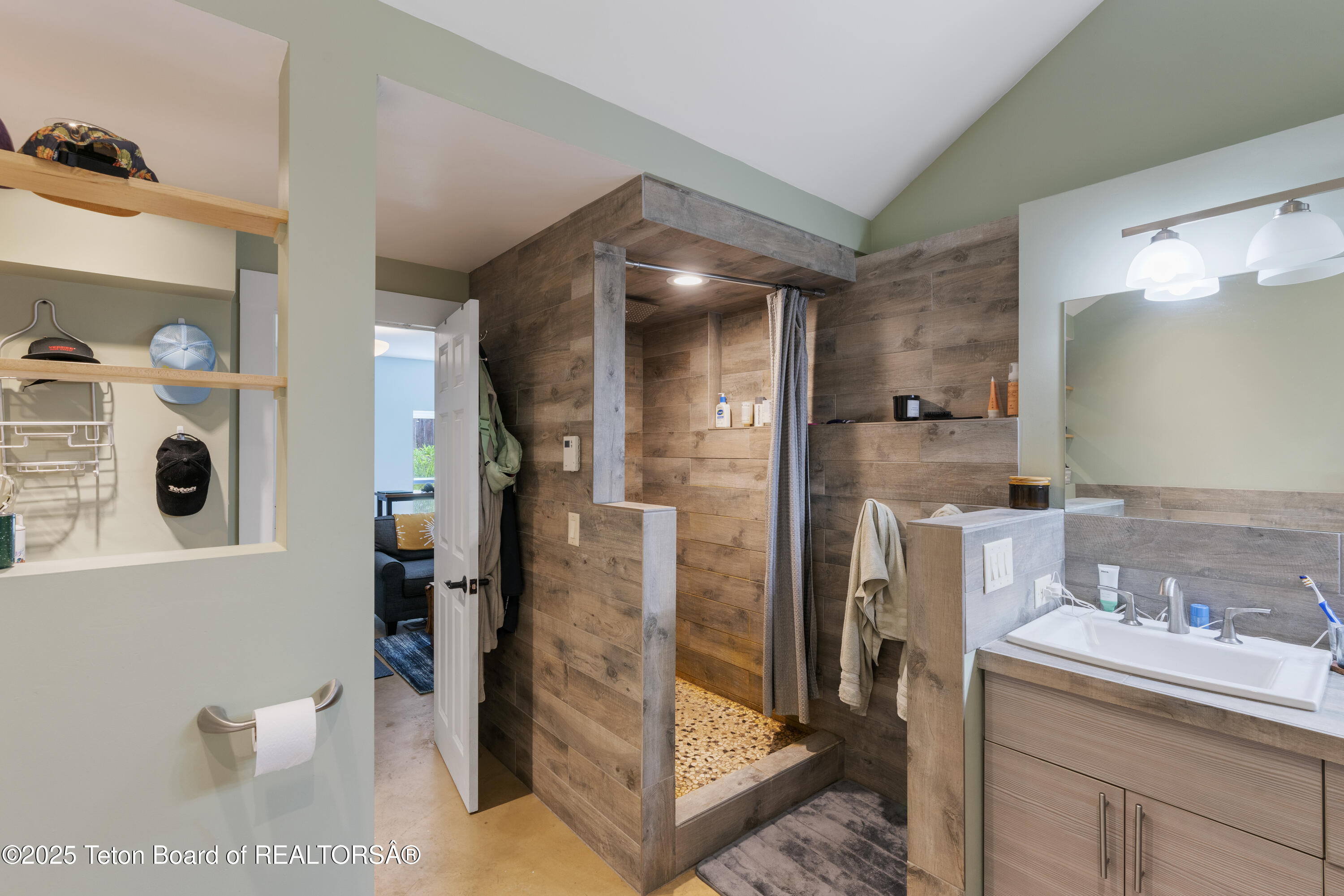 663&665 E KELLY Avenue