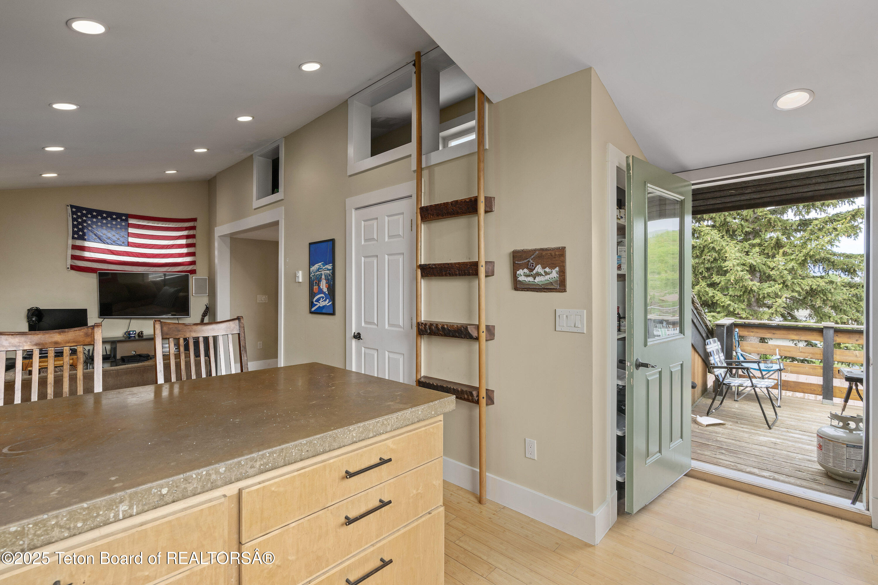 663&665 E KELLY Avenue