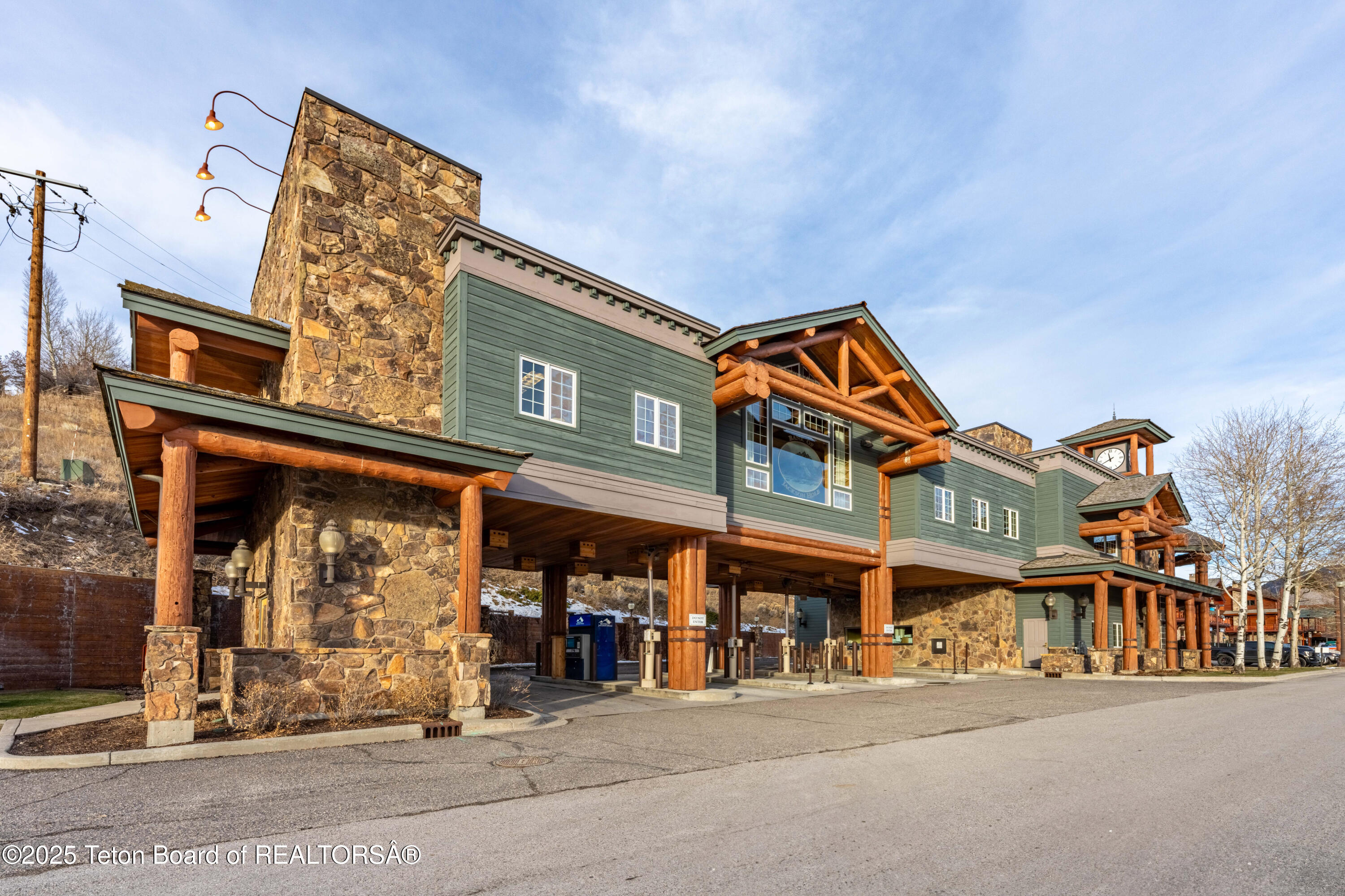 975 W BROADWAY Avenue