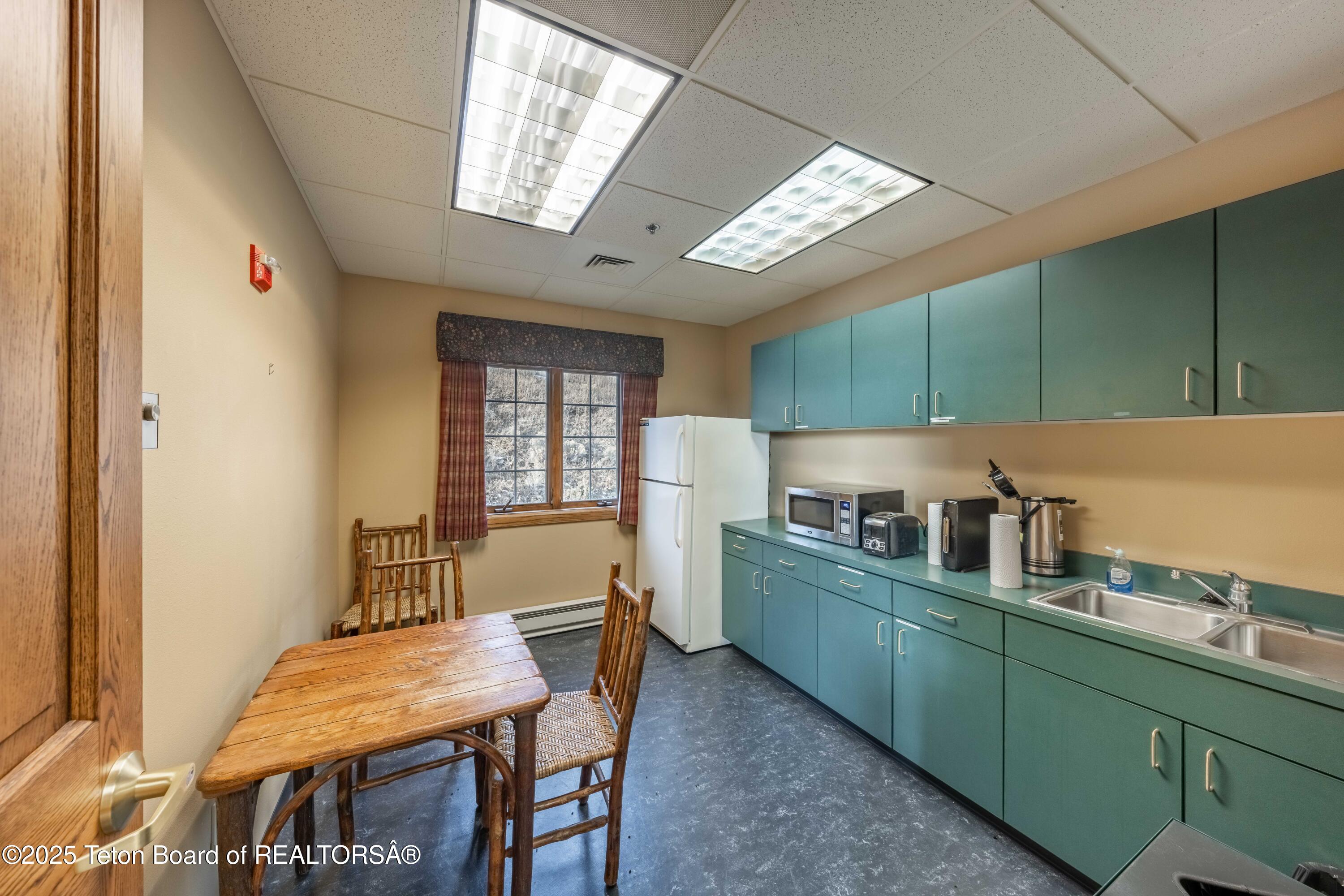 975 W BROADWAY Avenue