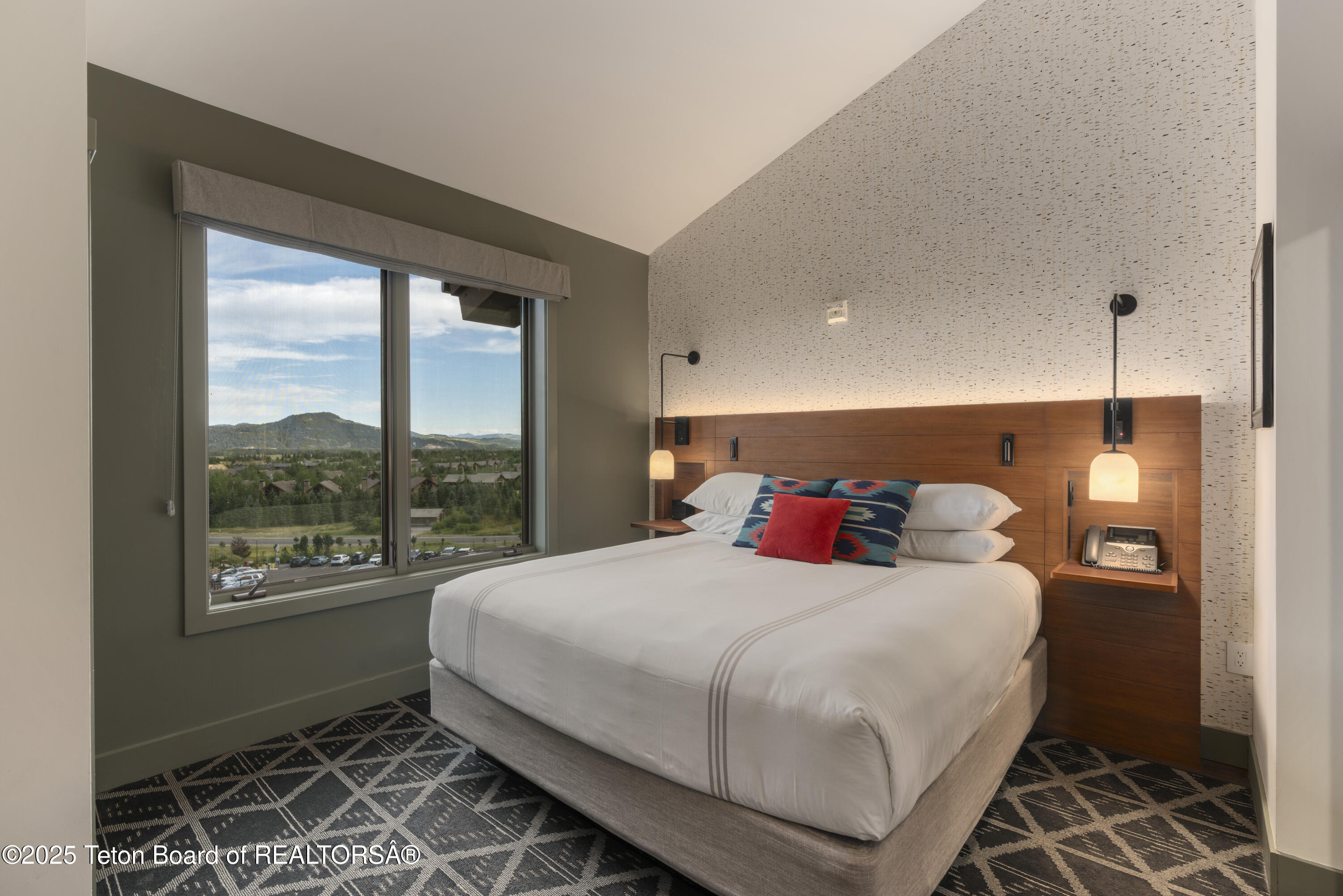 3335 W VILLAGE Drive, 523