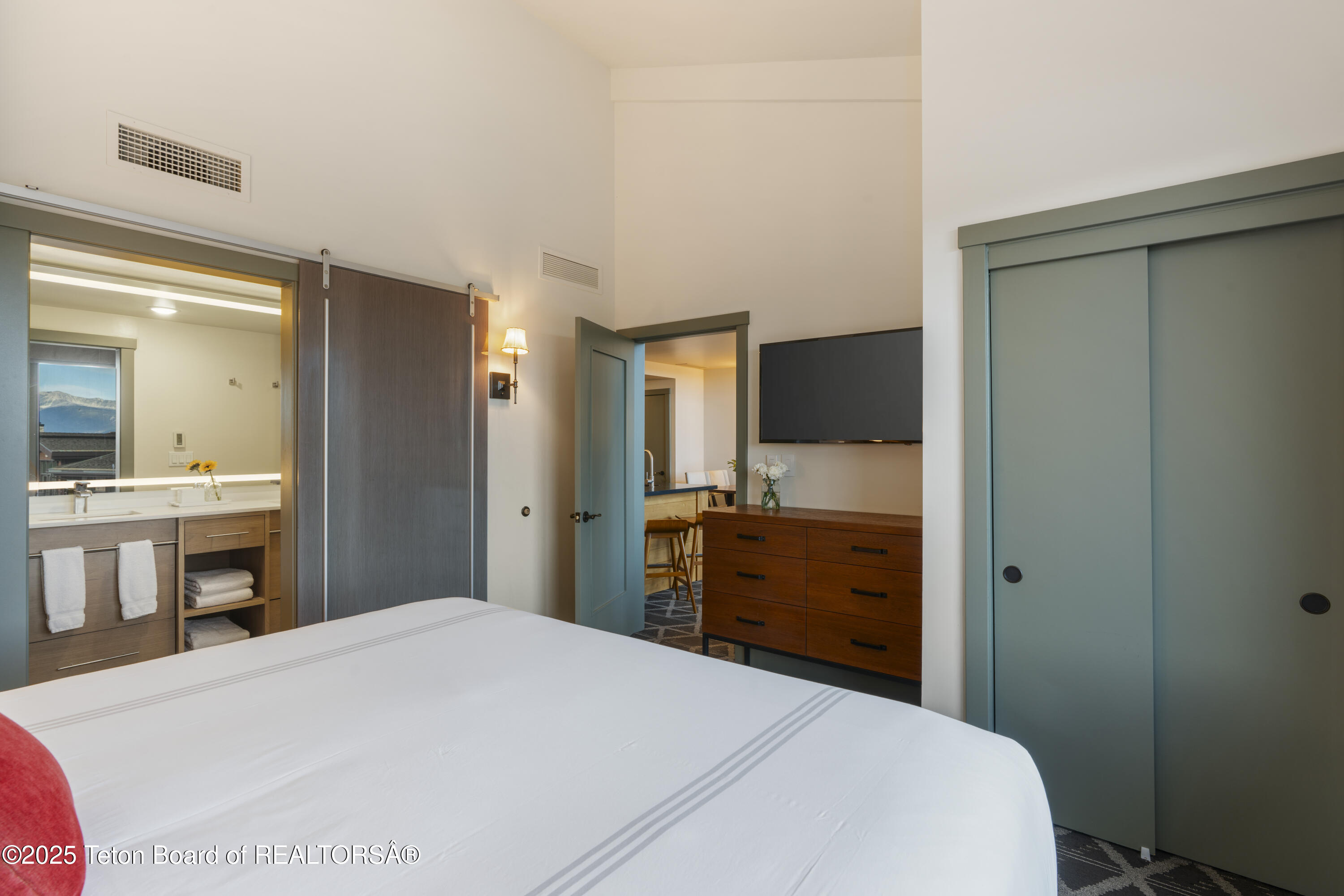 3335 W VILLAGE Drive, 523