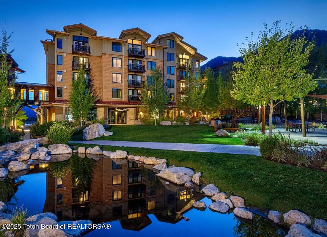 3335 W VILLAGE Drive, 523