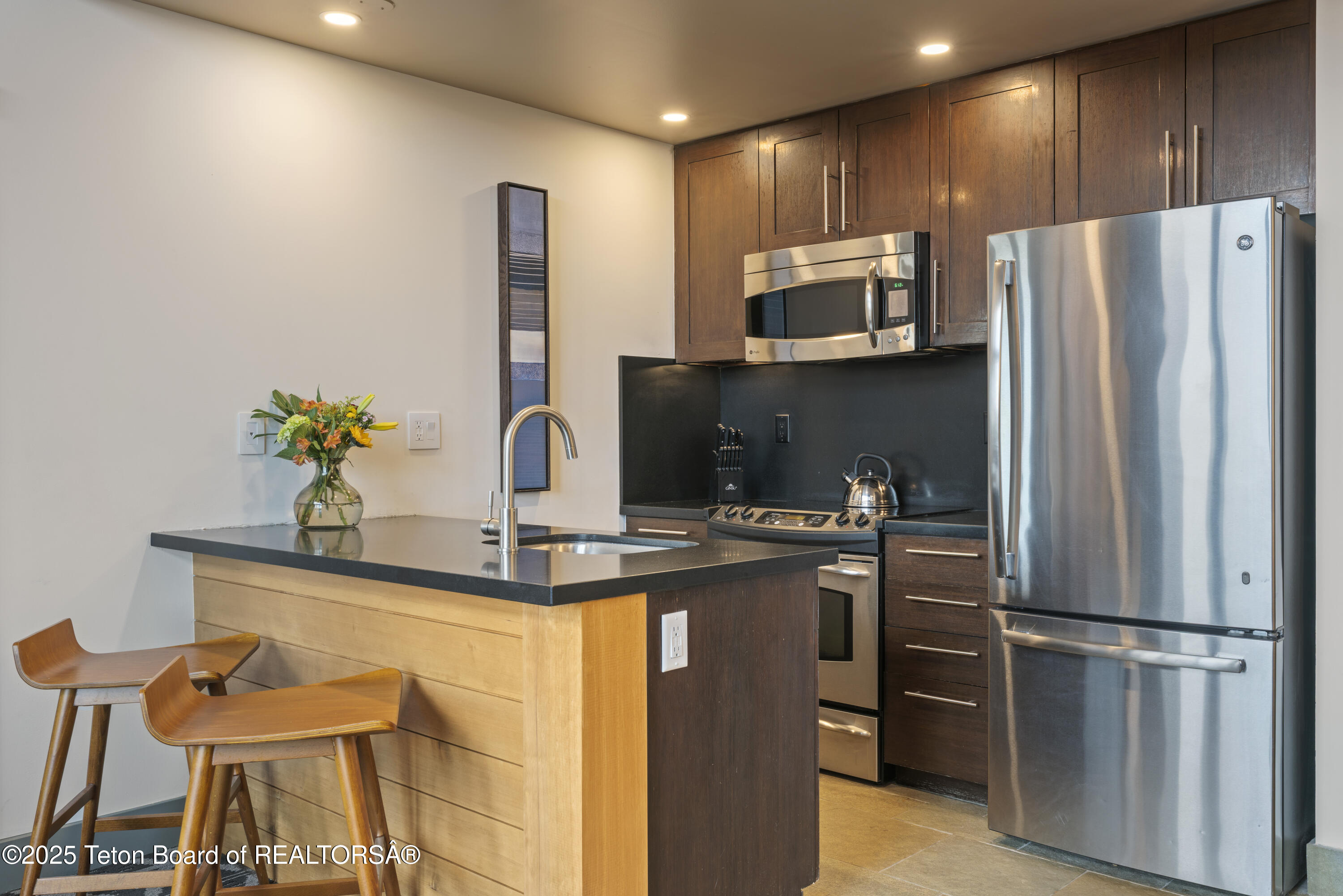 3335 W VILLAGE Drive, 523