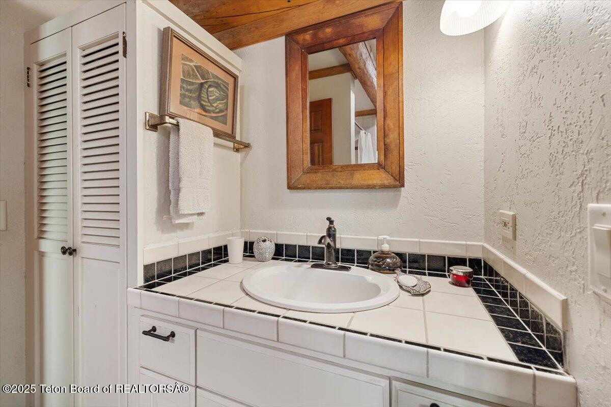 1035 E DEER CREEK Drive