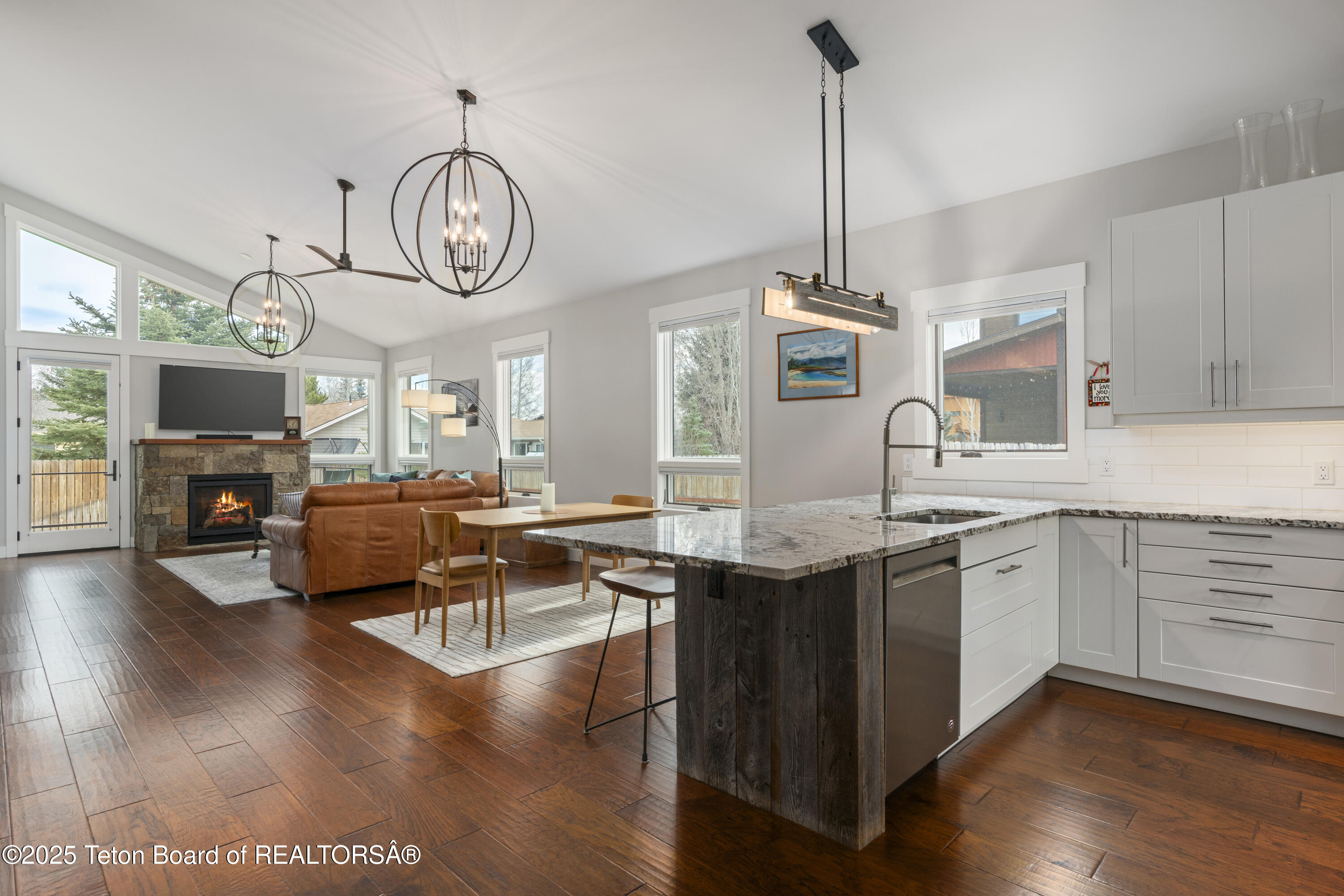 3048 WHITEHOUSE Drive