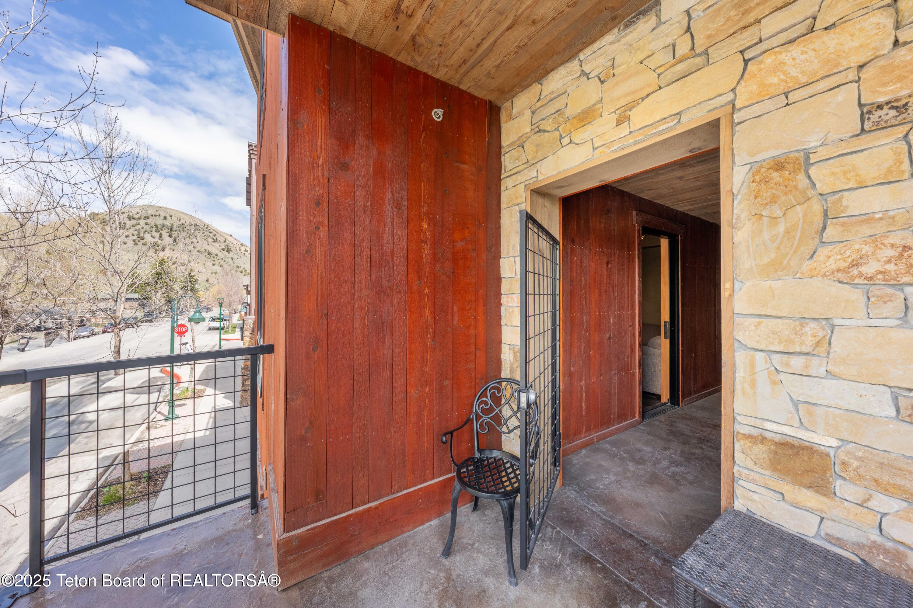 170 N MILLWARD Street, 202