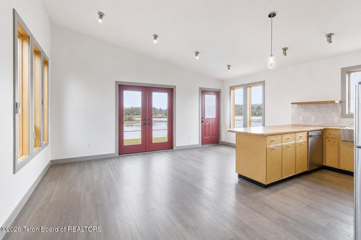 155 E FREMONT Avenue