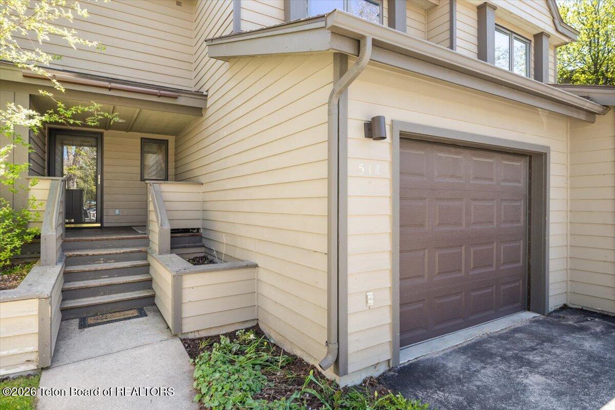 514 E PEARL Avenue