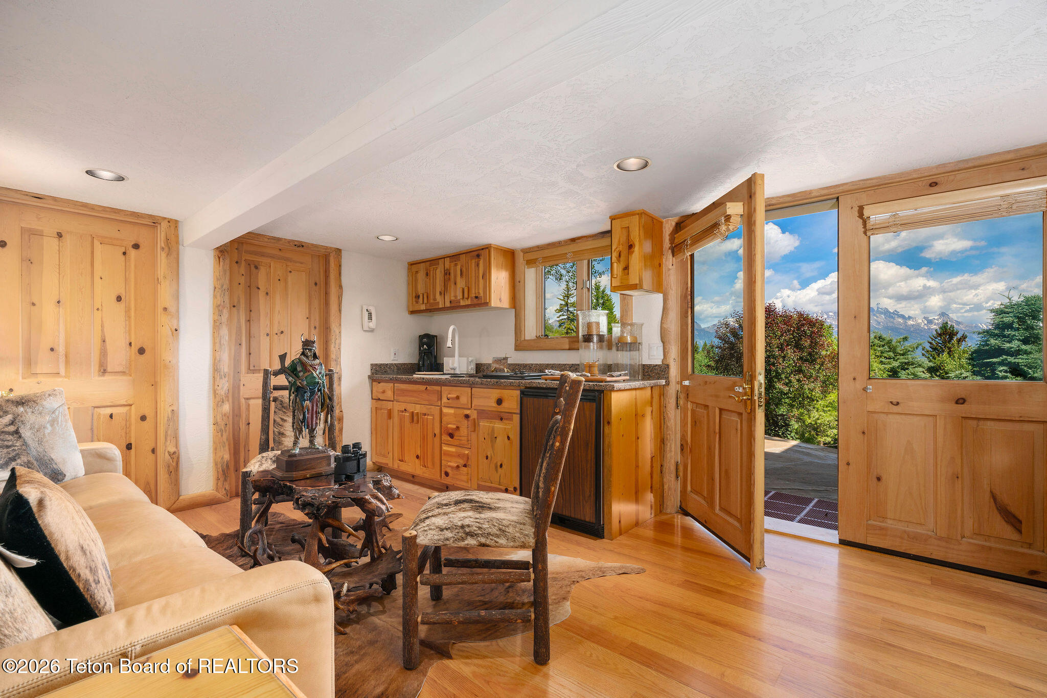1095 GRAND VIEW Road