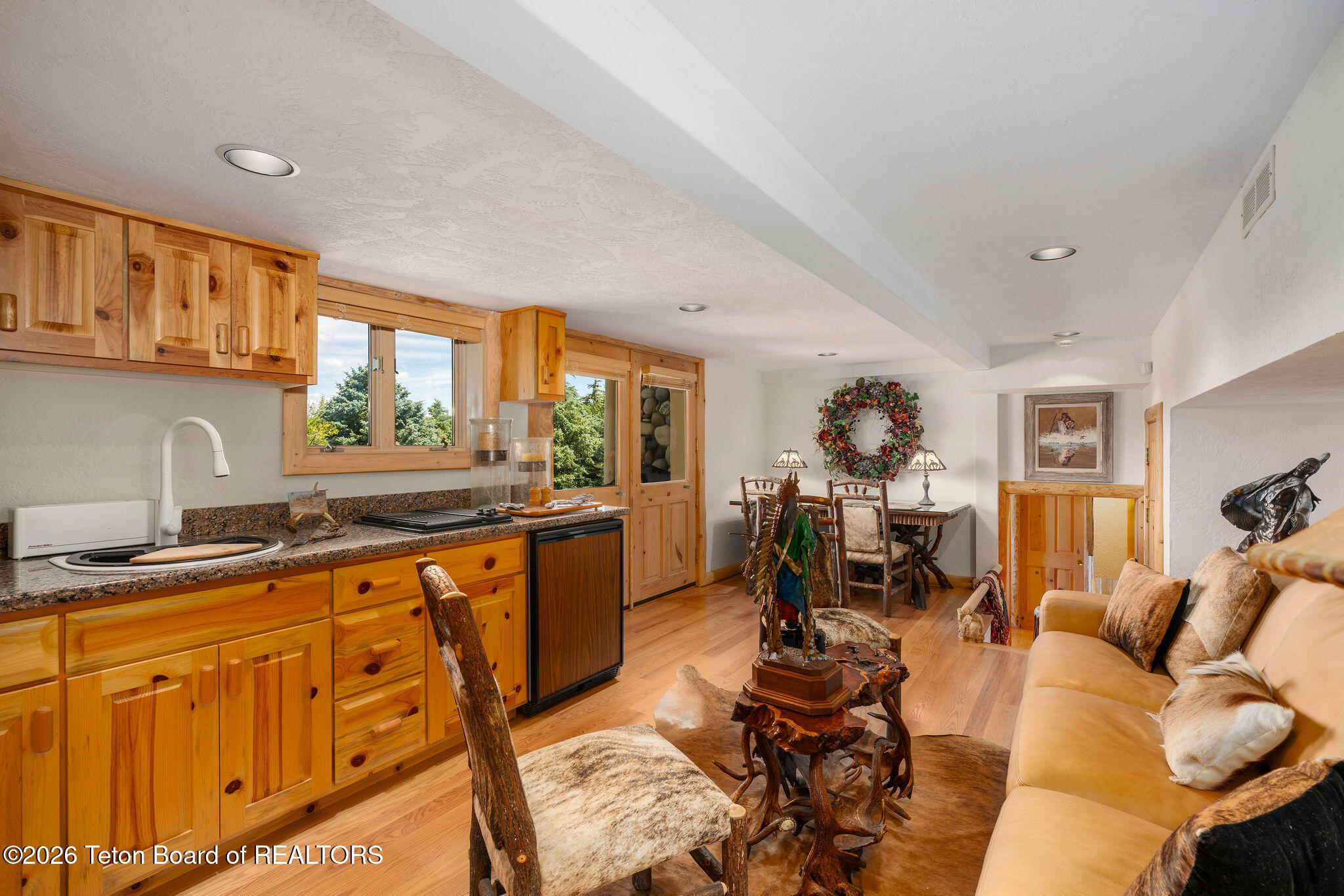 1095 GRAND VIEW Road