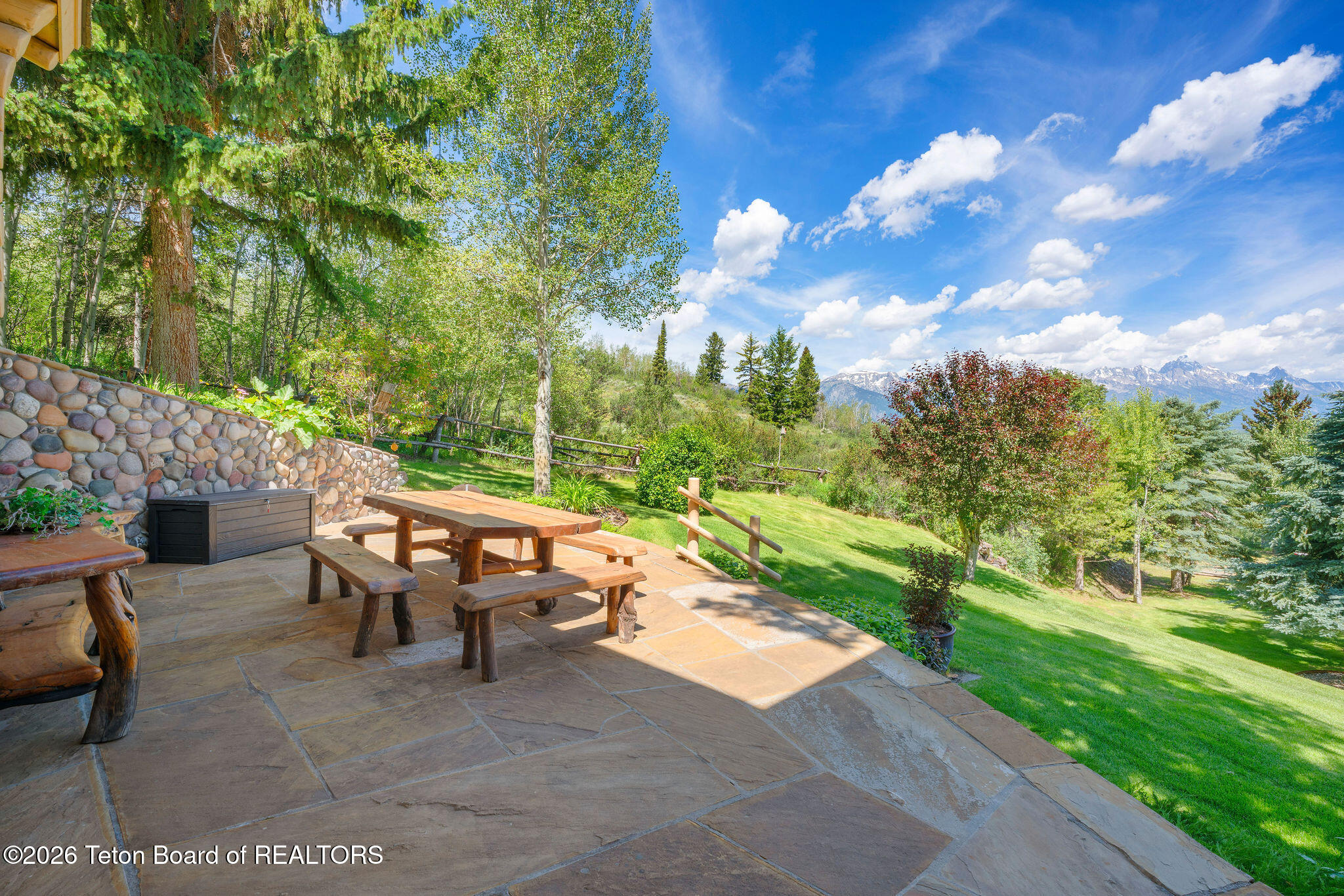 1095 GRAND VIEW Road