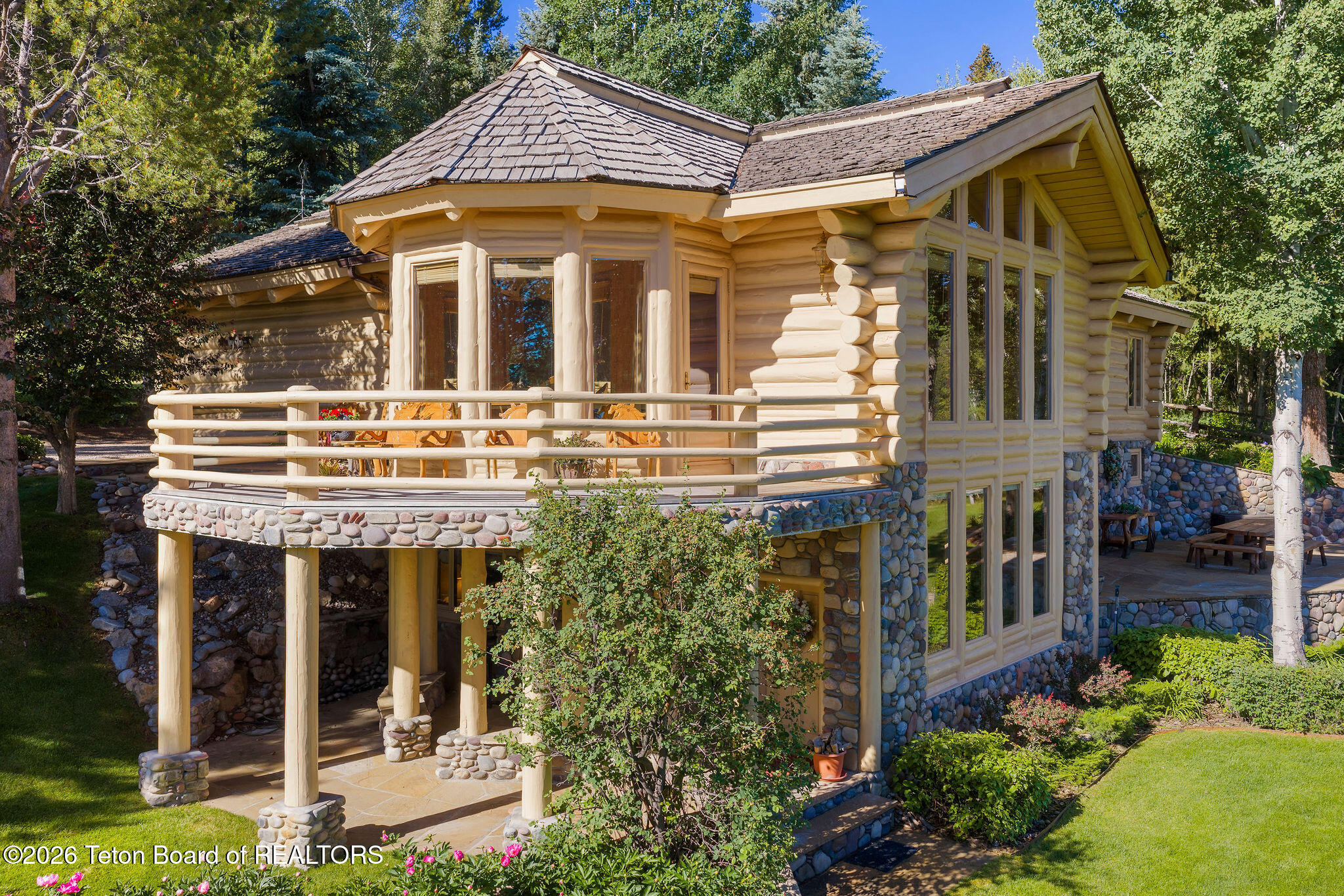 1095 GRAND VIEW Road