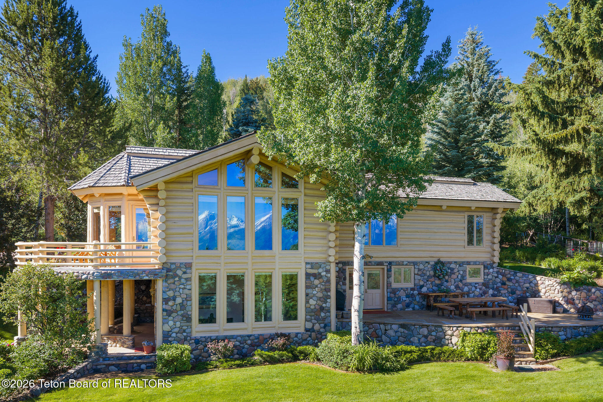 1095 GRAND VIEW Road