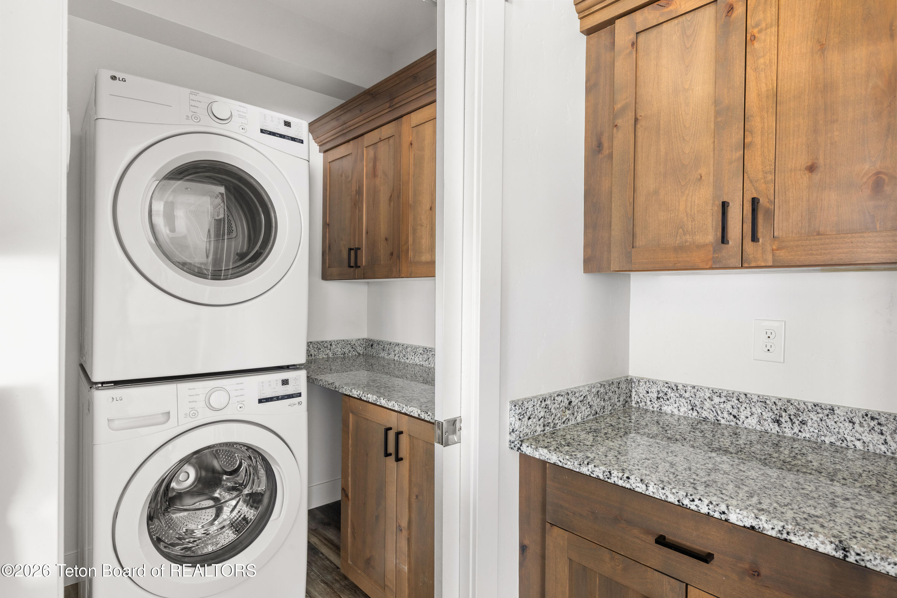 275 RIVER VIEW Circle 1