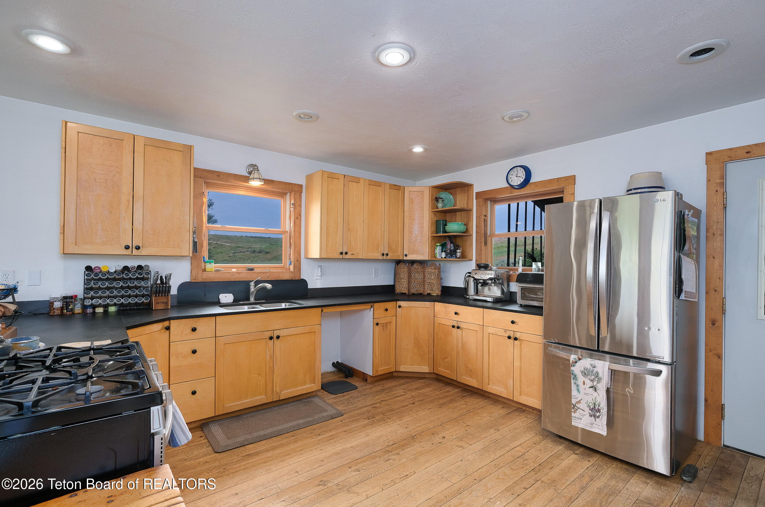 9355 MOUNTAIN VIEW Drive