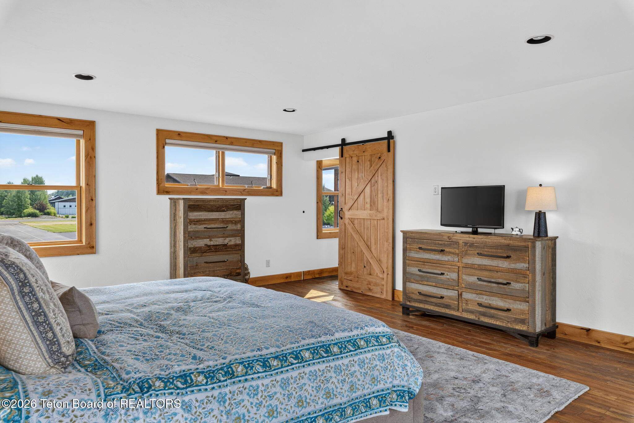 322 AIRPORT Drive 6