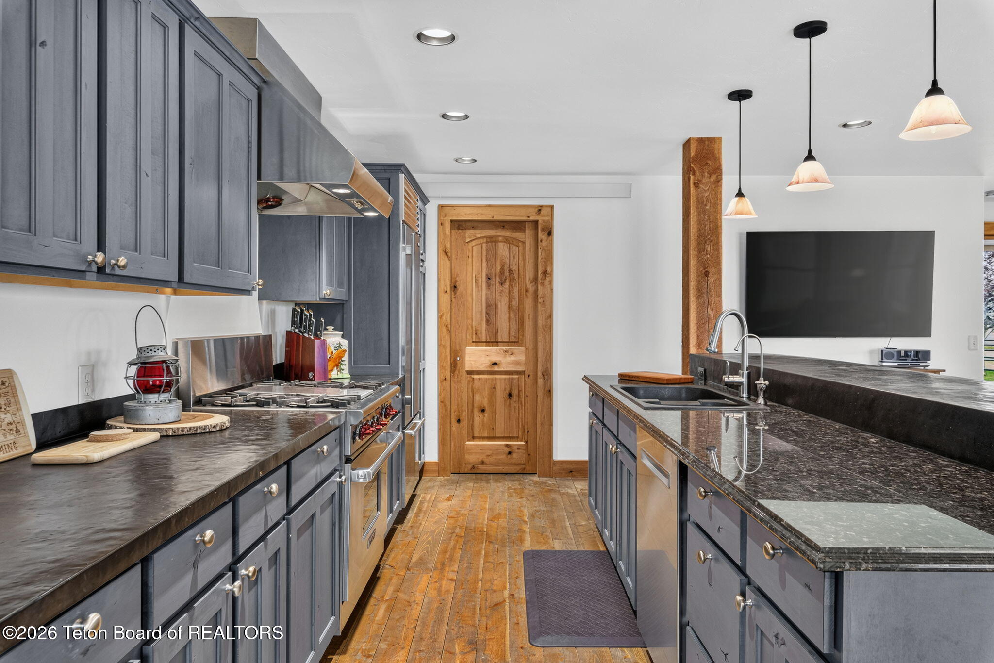 322 AIRPORT Drive 6