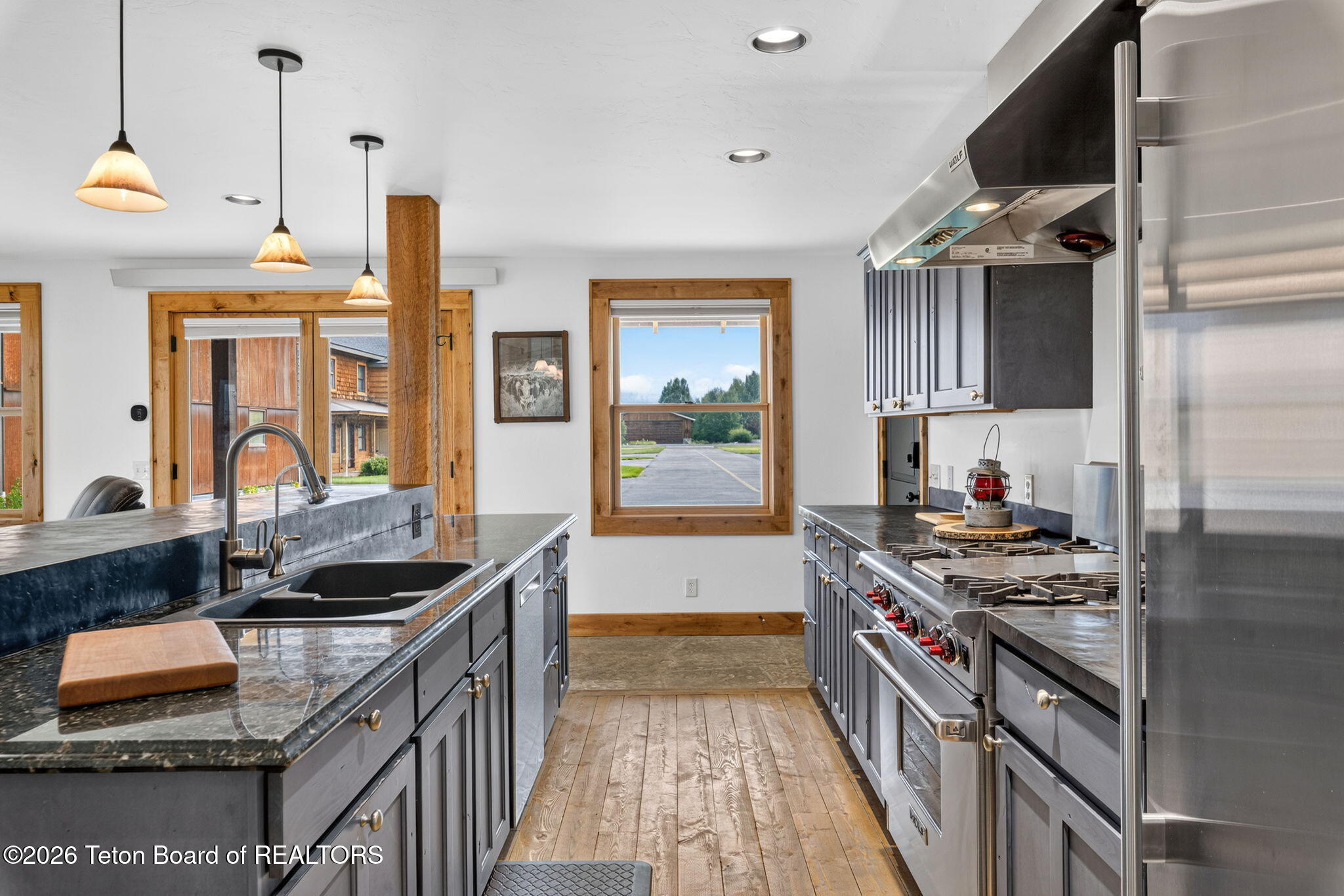 322 AIRPORT Drive 6