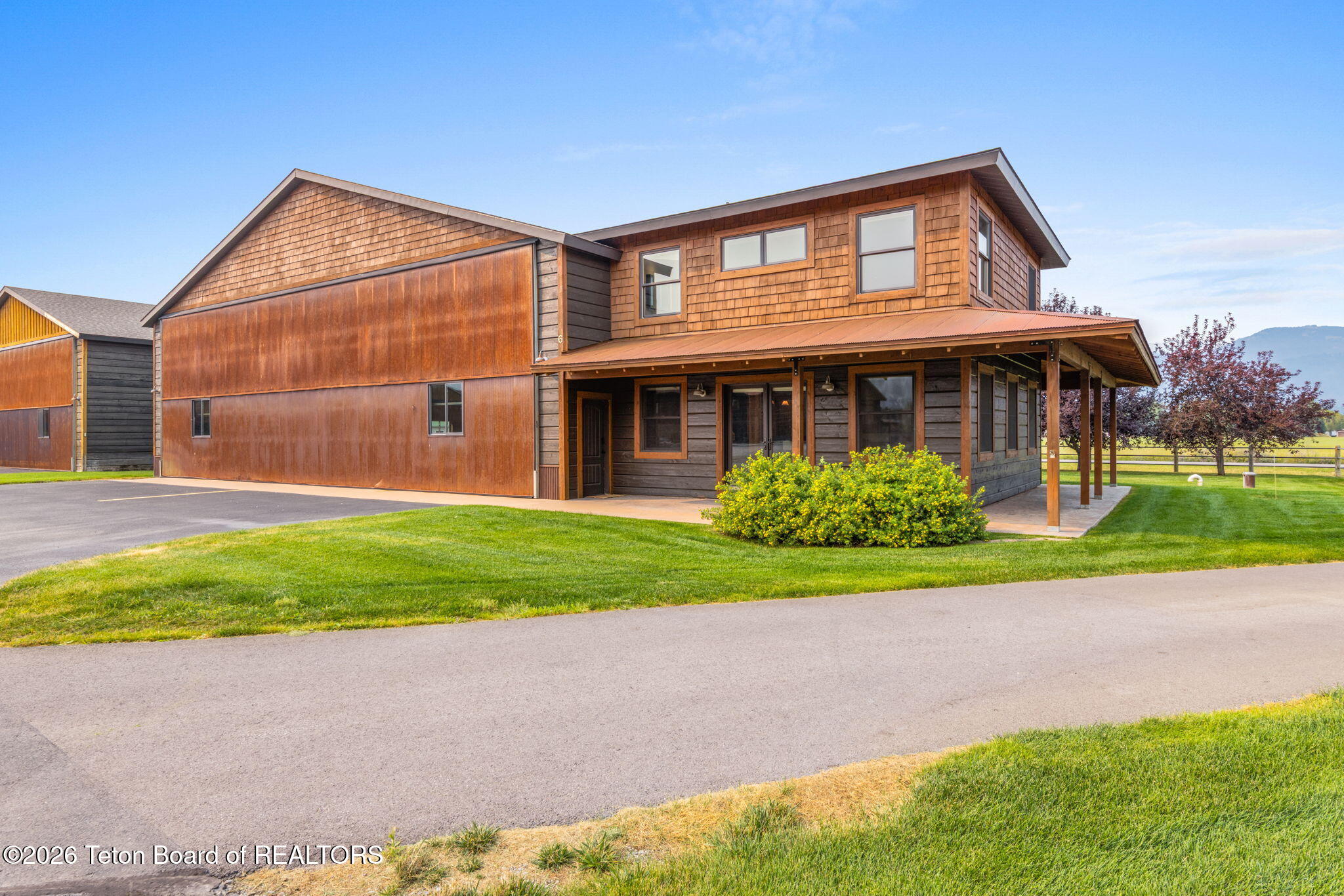 322 AIRPORT Drive 6