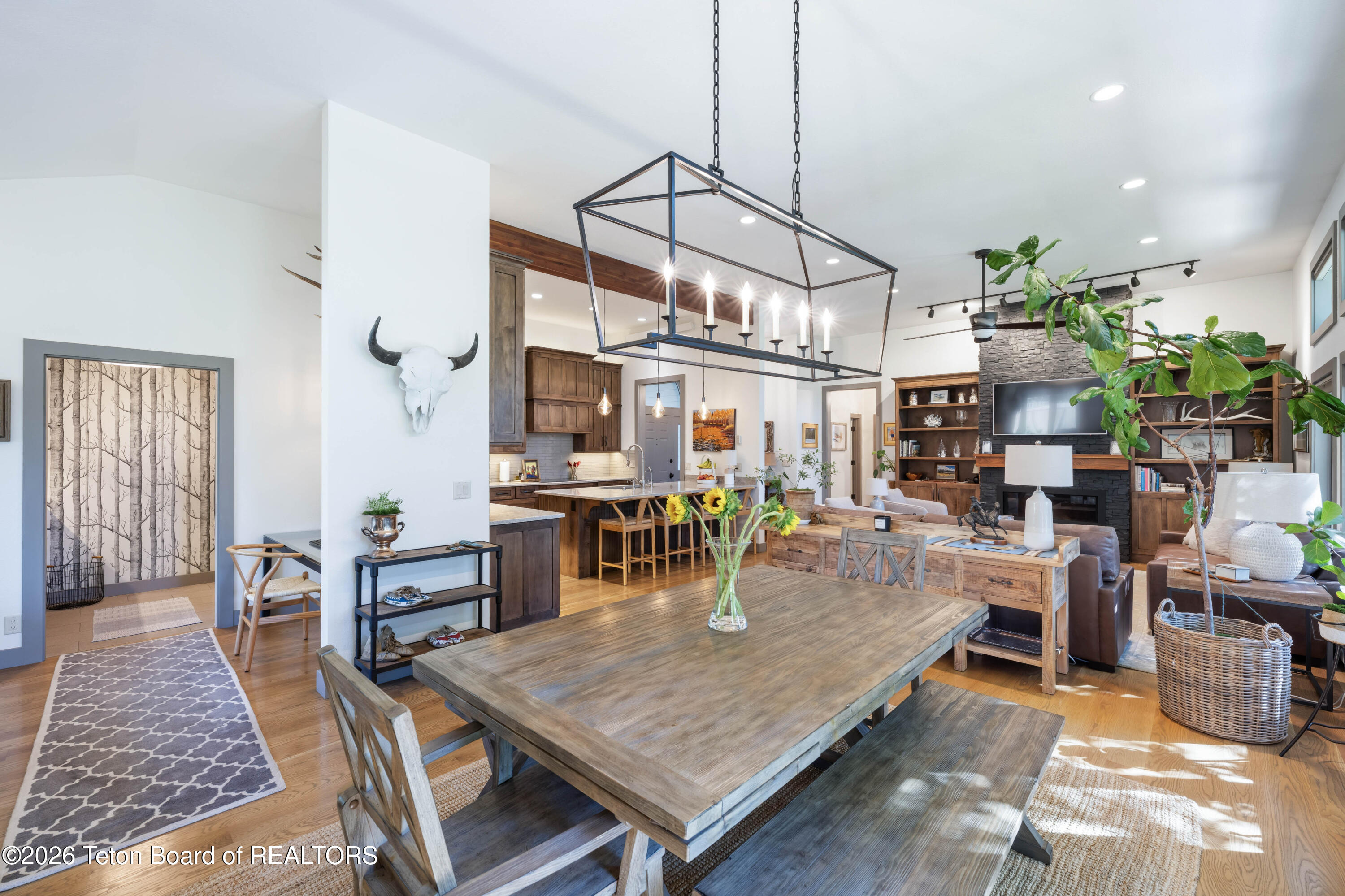 1740 W DIAMOND HITCH Drive