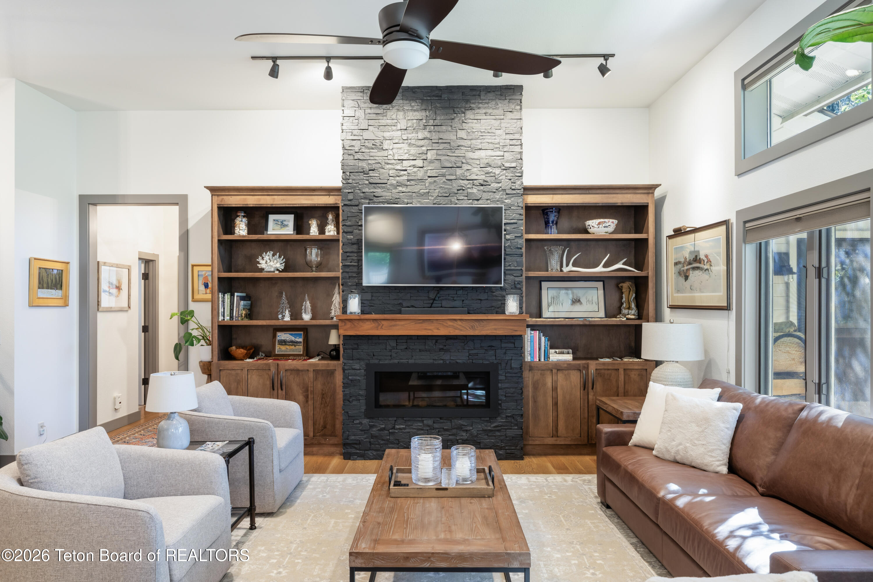 1740 W DIAMOND HITCH Drive