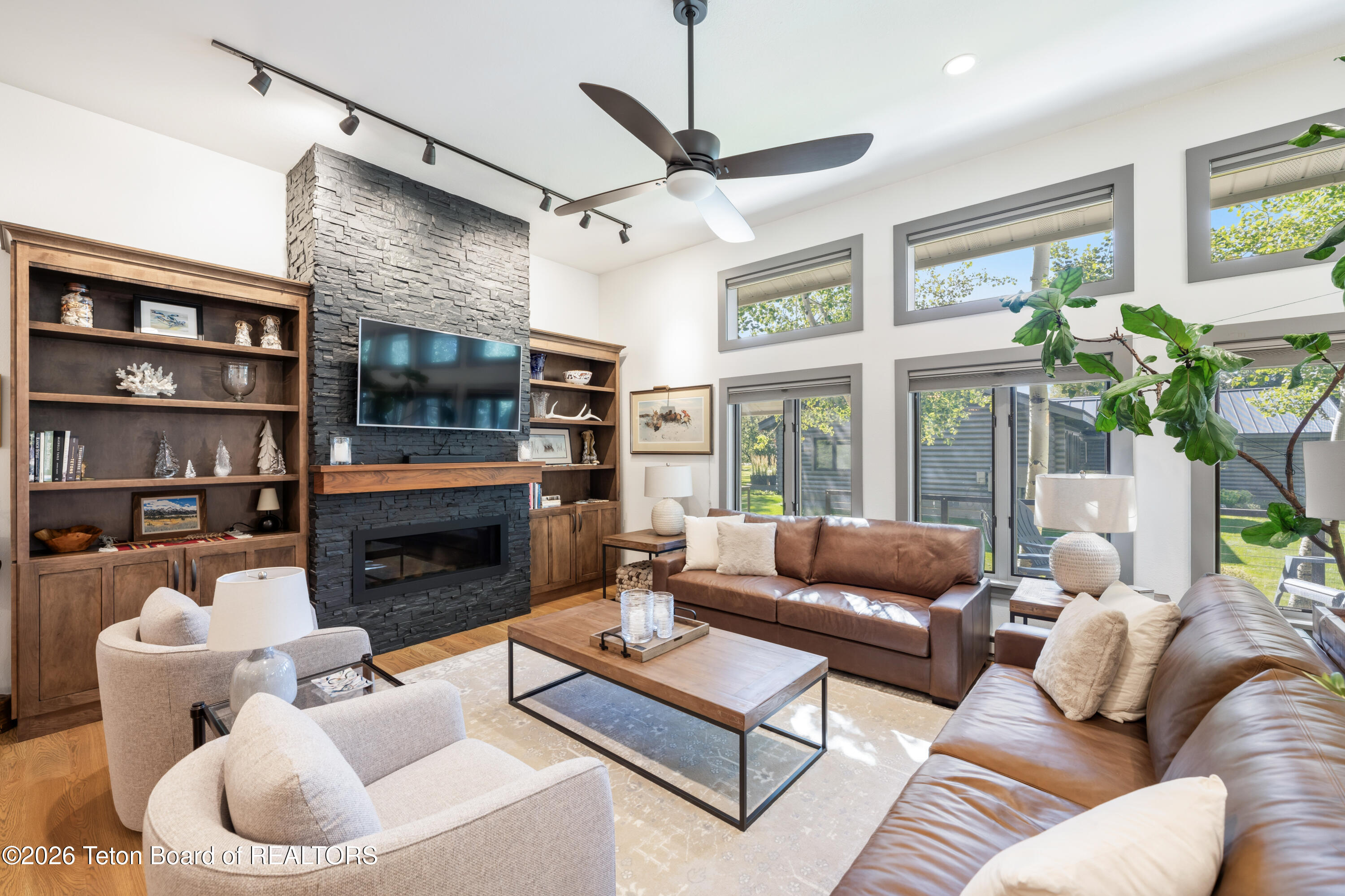 1740 W DIAMOND HITCH Drive