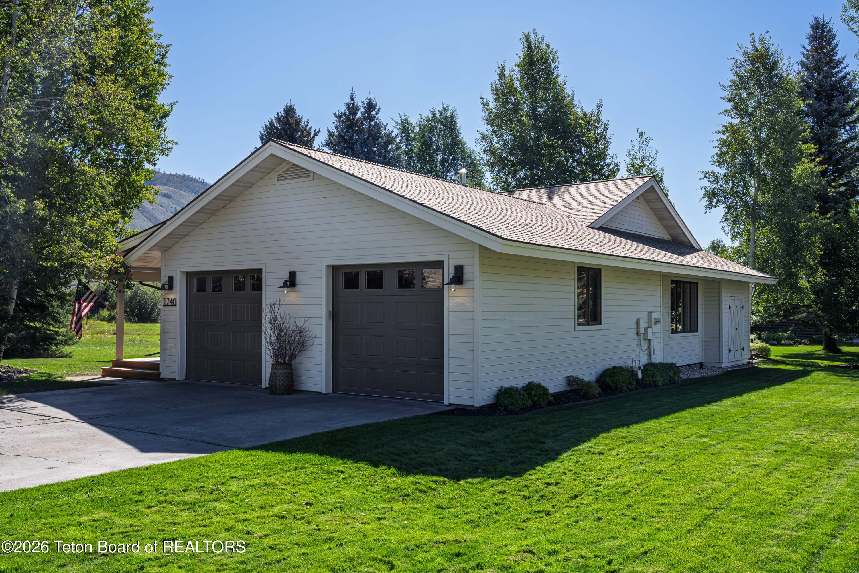 1740 W DIAMOND HITCH Drive