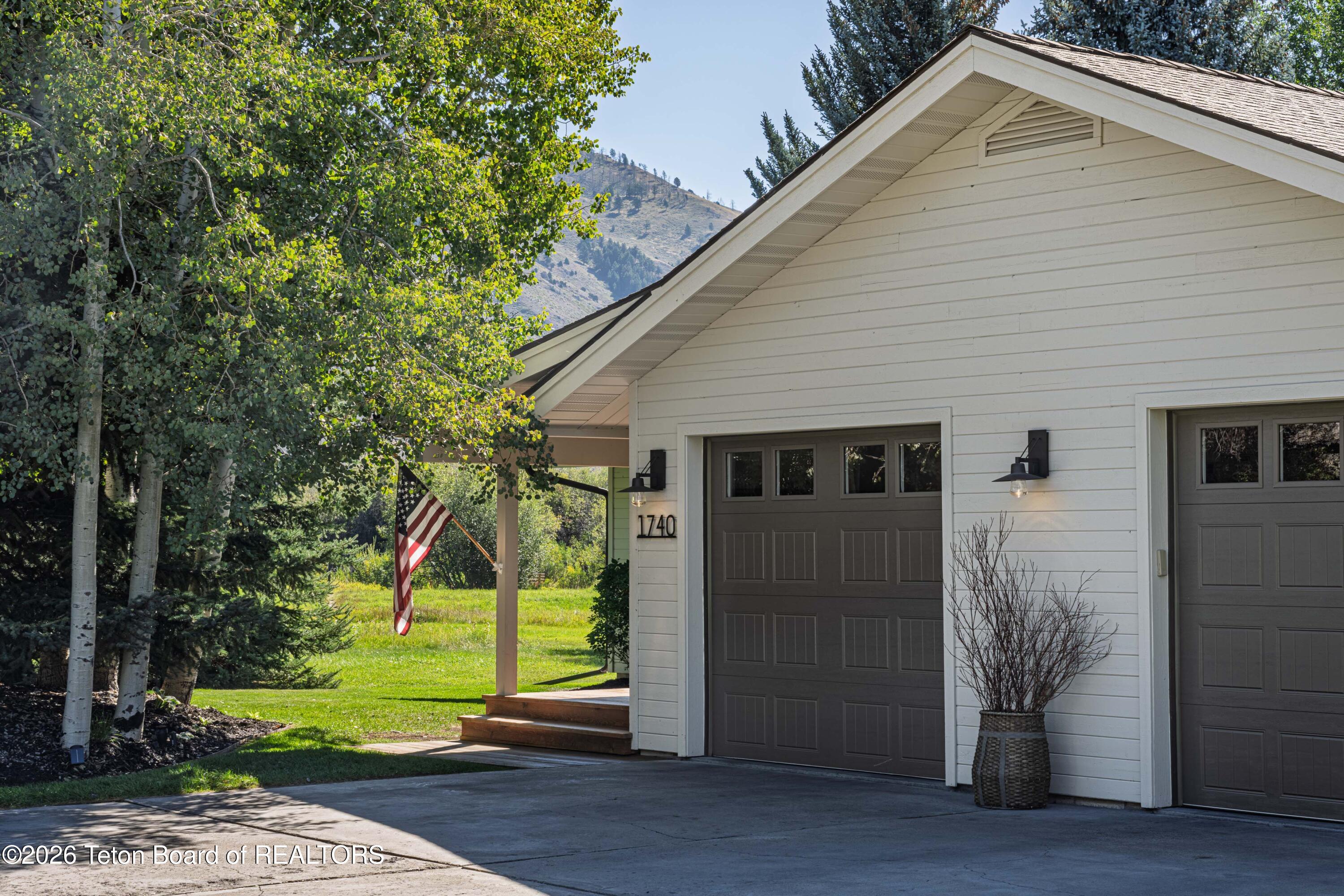 1740 W DIAMOND HITCH Drive