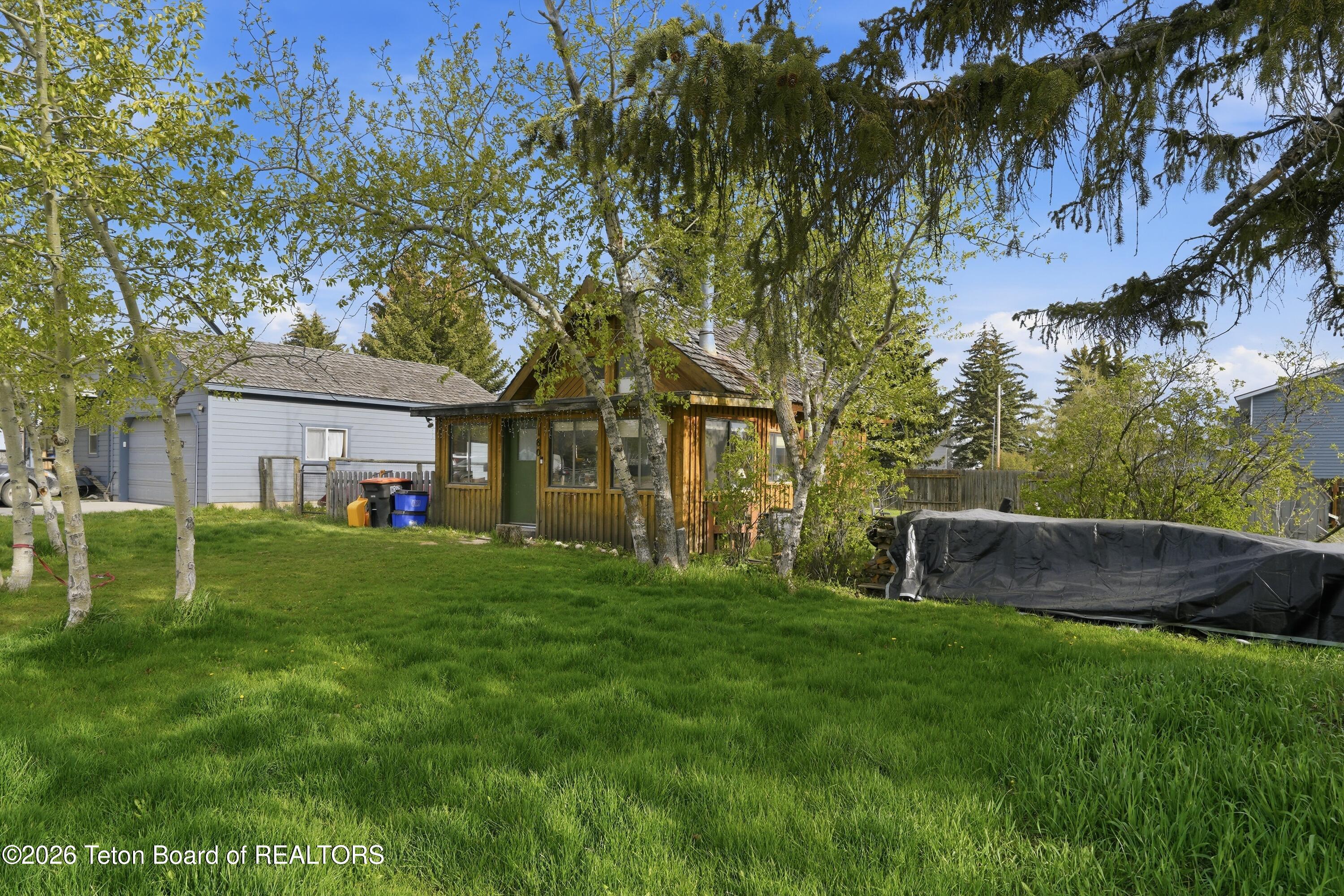 180 E WALLACE Avenue