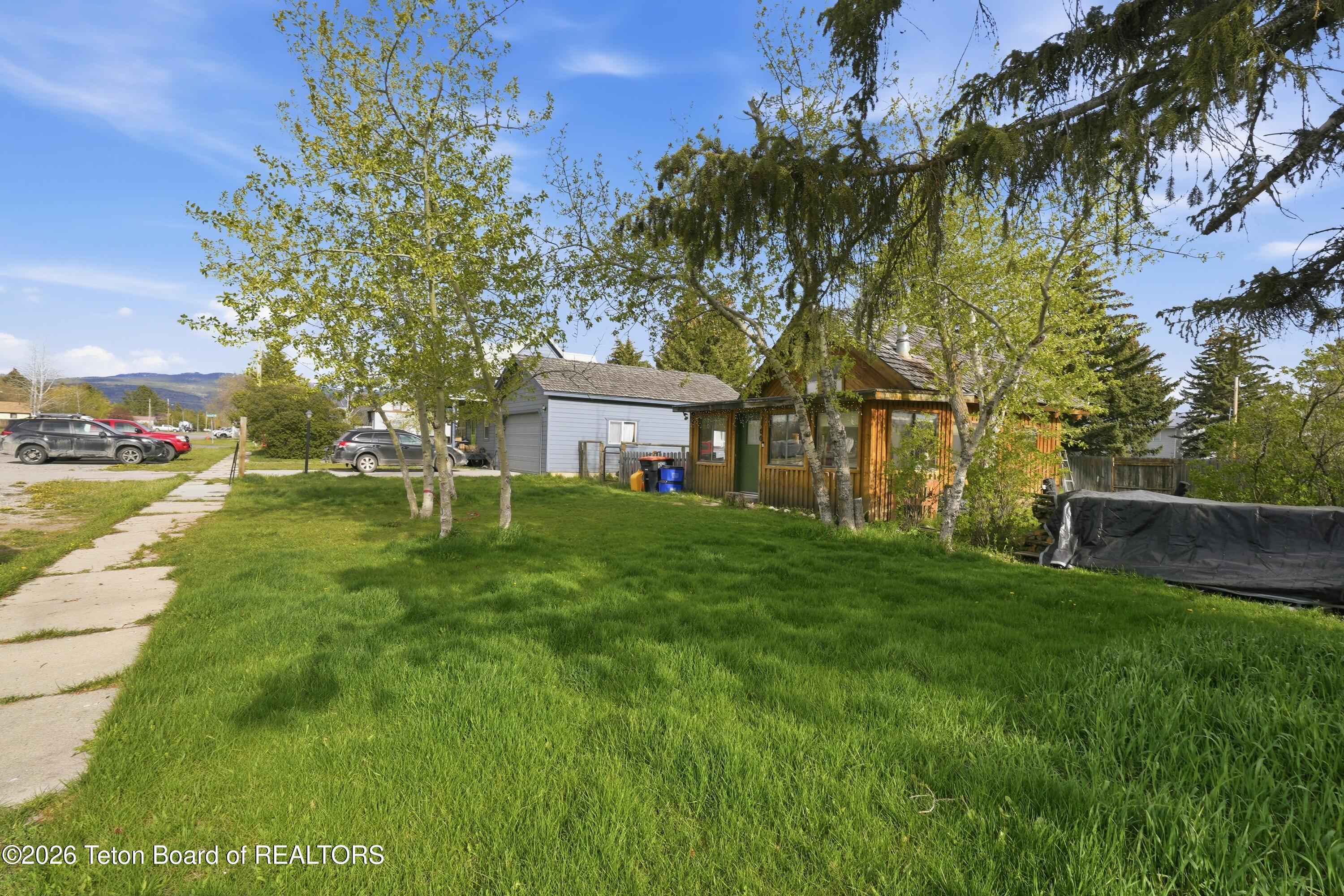 180 E WALLACE Avenue