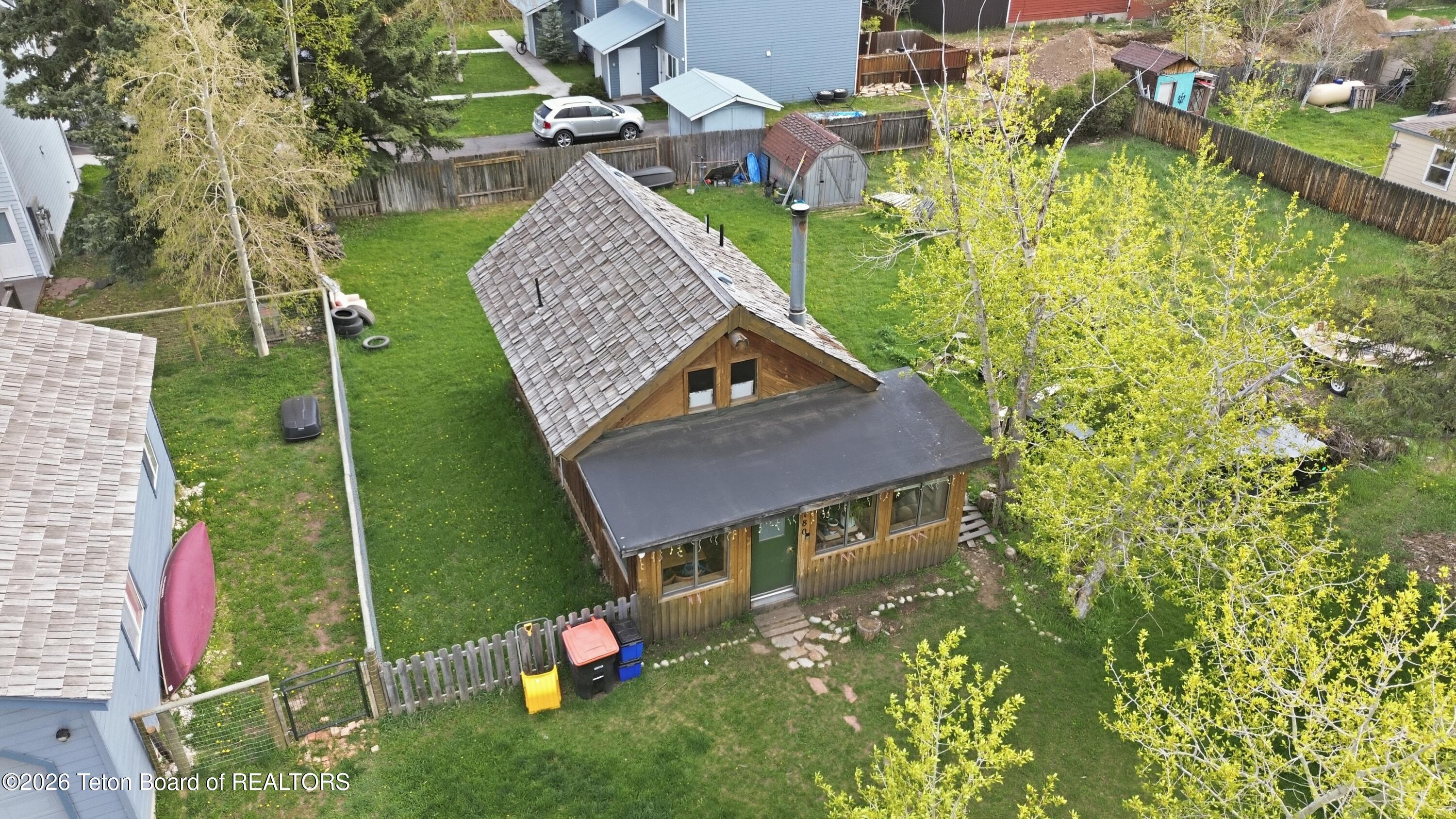 180 E WALLACE Avenue