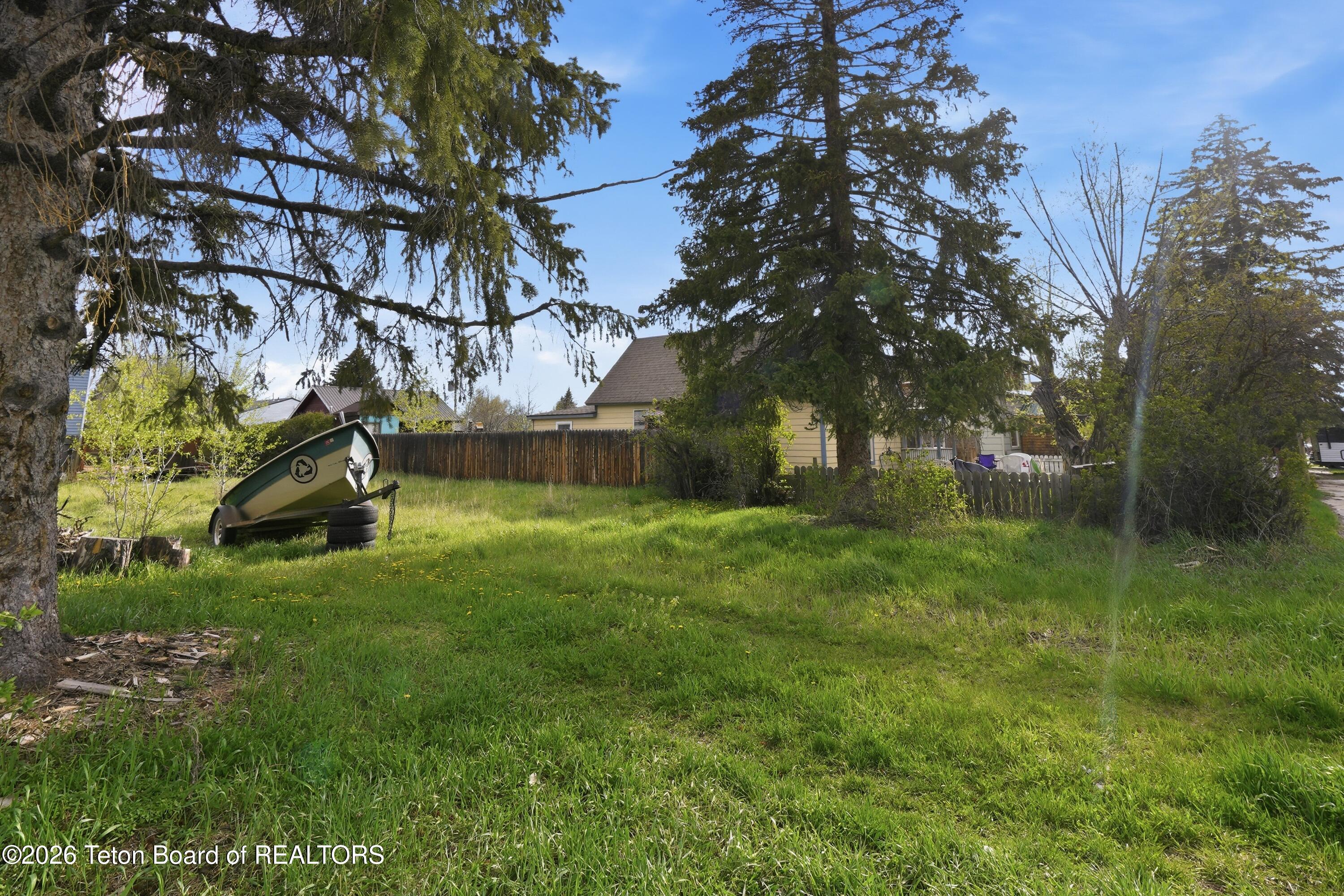 160 E WALLACE Avenue