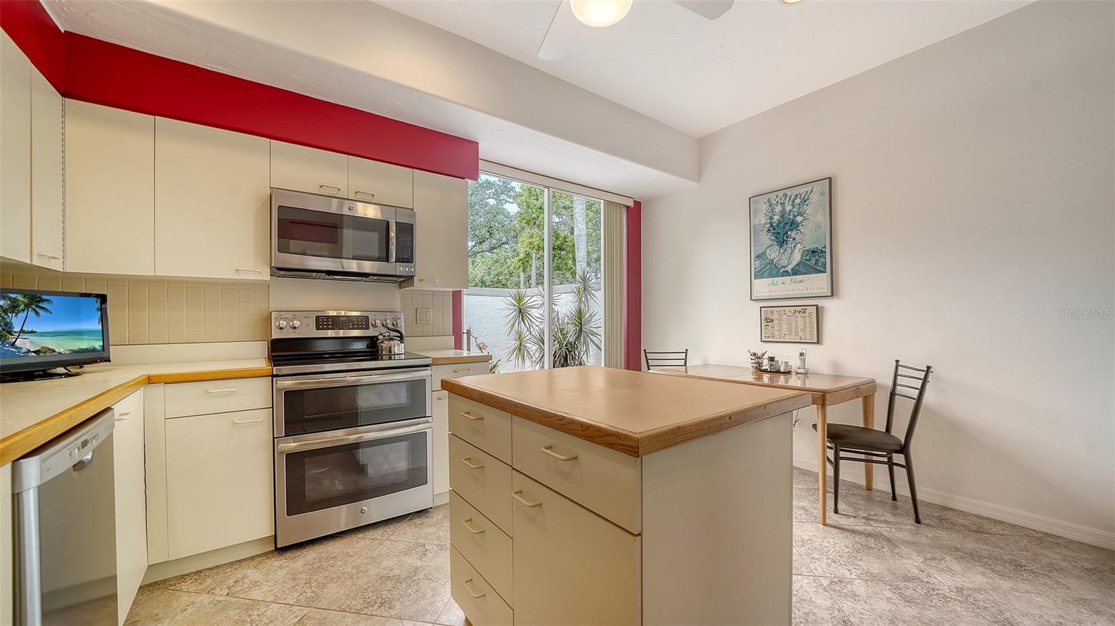 3933 CHATSWORTH GREENE #50