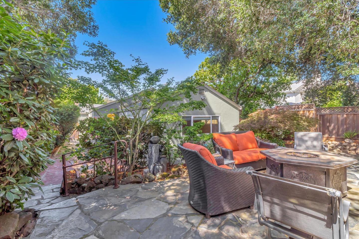 873 Cordilleras Avenue