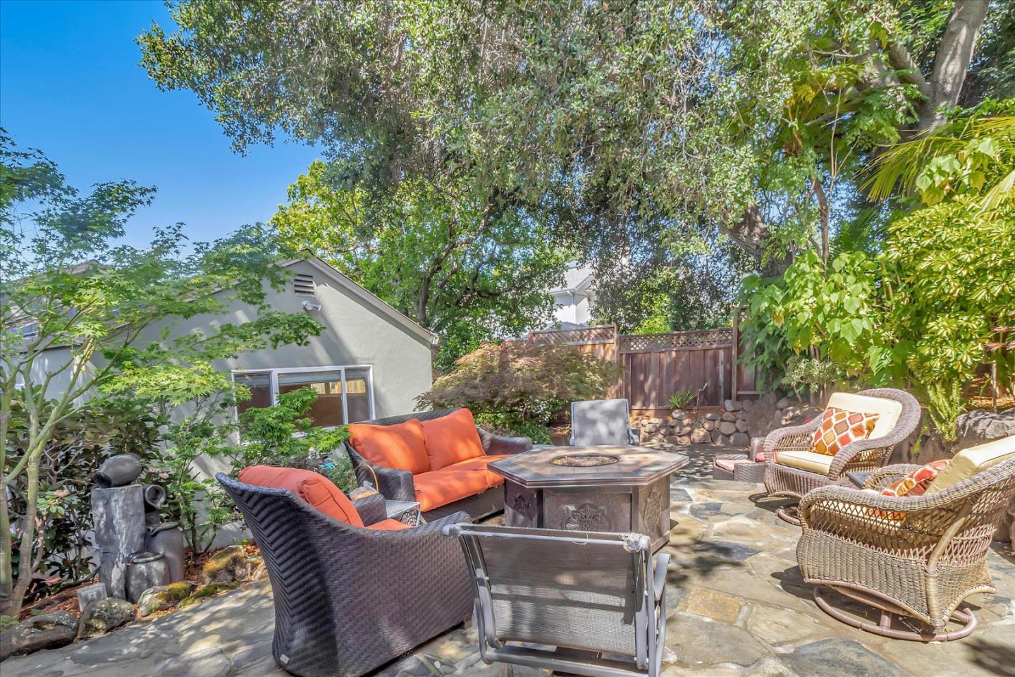 873 Cordilleras Avenue