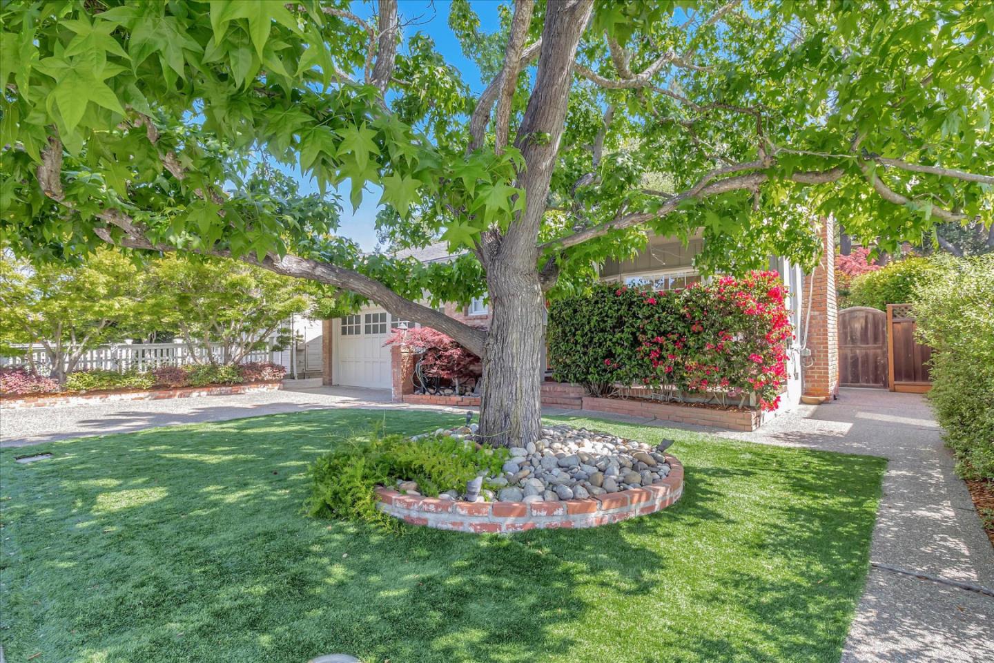 873 Cordilleras Avenue