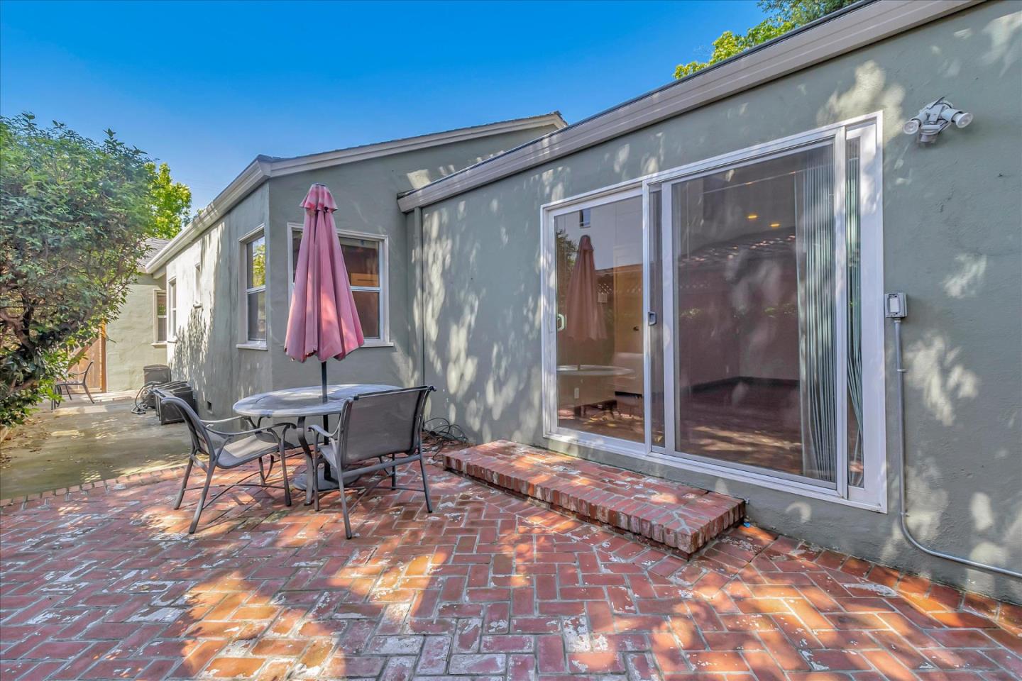 873 Cordilleras Avenue