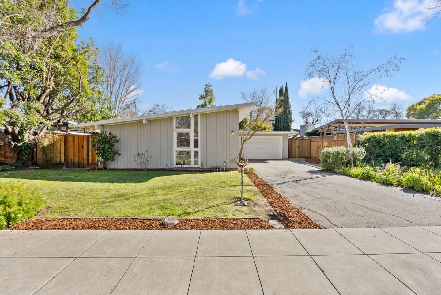 1079 Moffett Circle